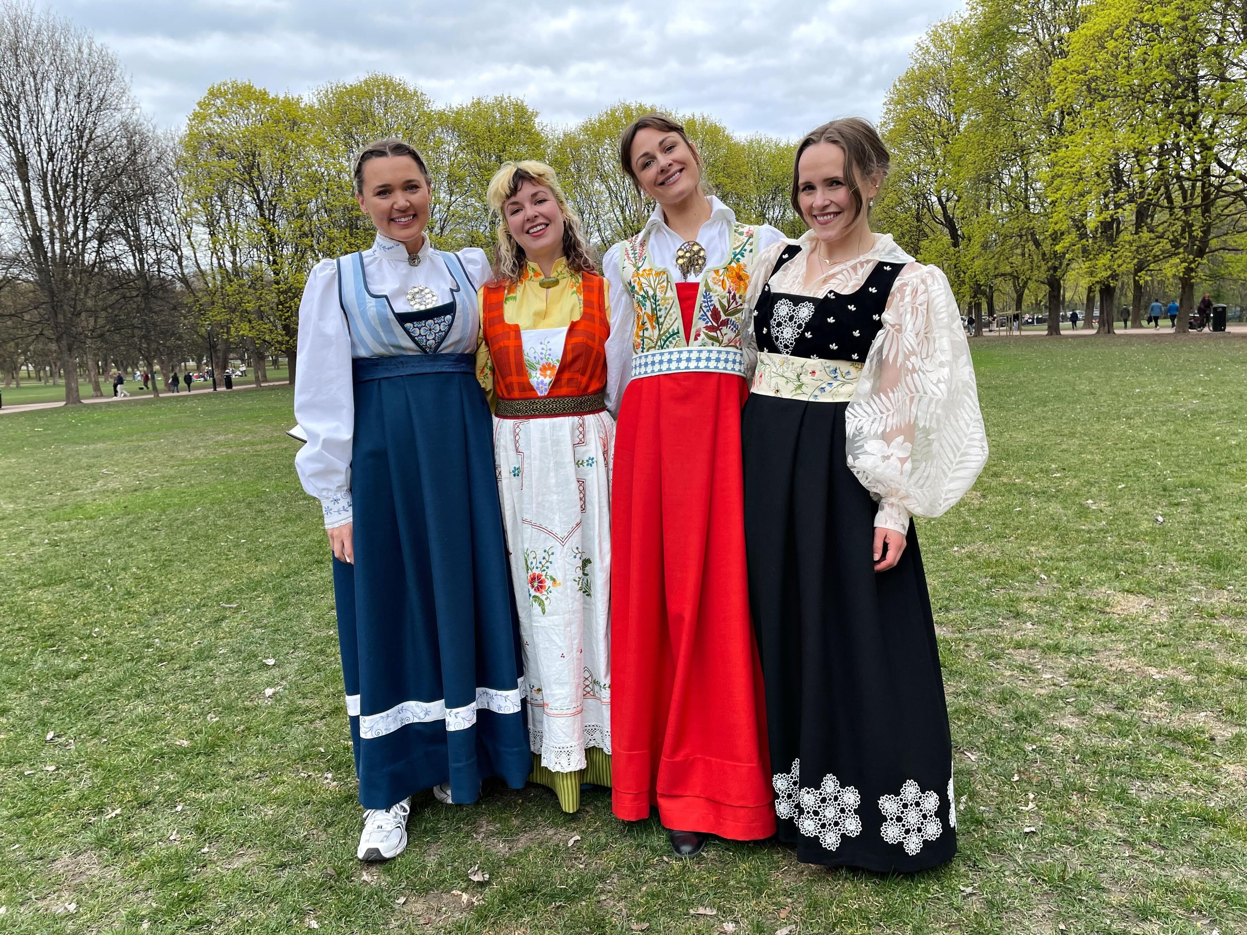 STOR SUKSESS: Fra venstre: Ingrid Bergtun, Mari Nordén, Jenny Skavlan og Ingrid Vik Lysne. I dag samlet de syglade mennesker for å vise frem festdraktene sine.