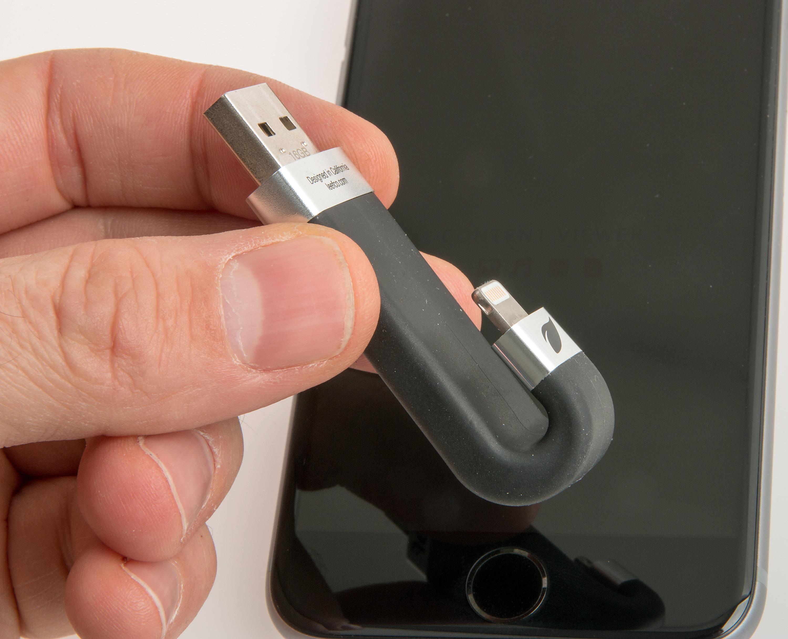 iBridge har en vanlig USB-kontakt i den ene enden og en Lightning-plugg i den andre. Foto: Kurt Lekanger, Tek.no