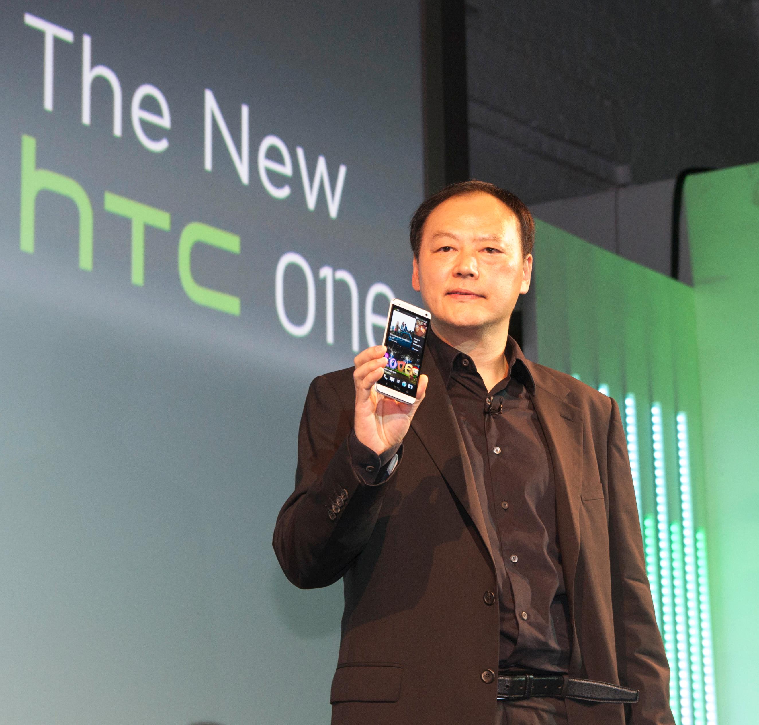HTC-sjef Peter Chou viser frem One under lanseringen ved Kings Cross i London.Foto: Finn Jarle Kvalheim, Amobil.no