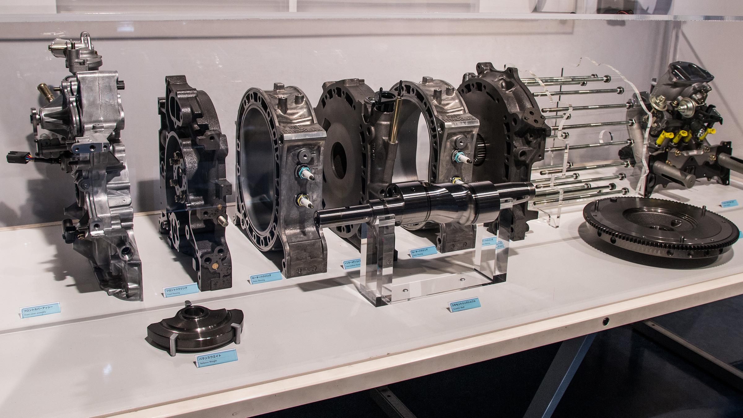 Slik ser en moderne Wankel-motor ut når alle delene plukkes fra hverandre.Foto: Varg Aamo, Hardware.no