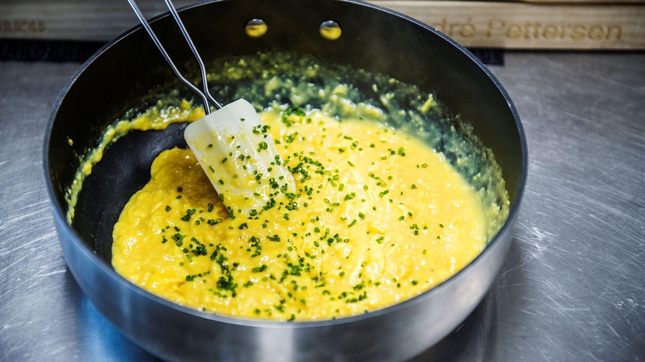 RØR I VEI: Eggerøre er en frokostfavoritt hos mange. Et viktig tips er å huske på at stekeprosessen fortsetter selv etter at du har tatt pannen av varmen.