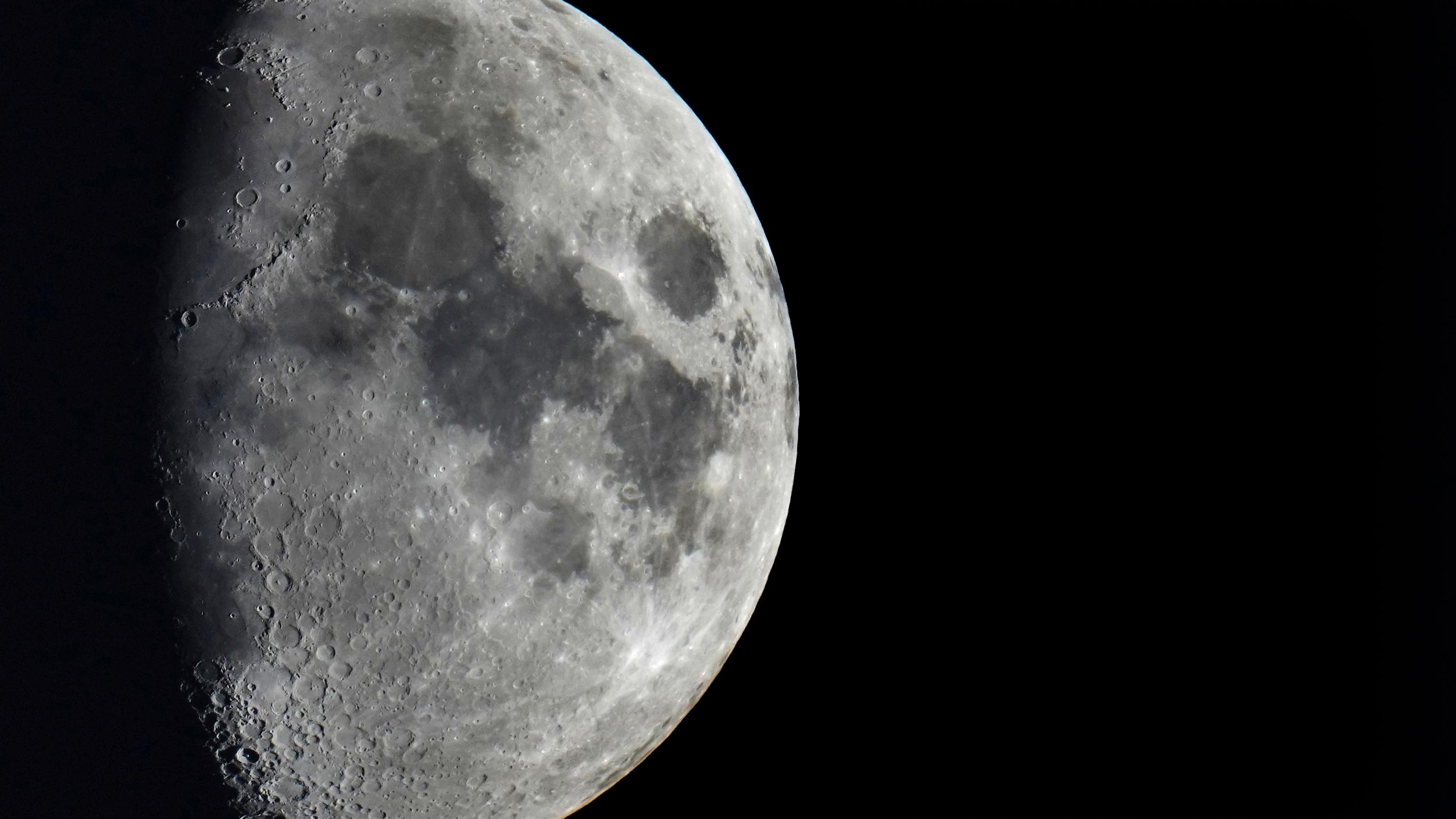 Månen er i ferd med å bli truffet av romskrot