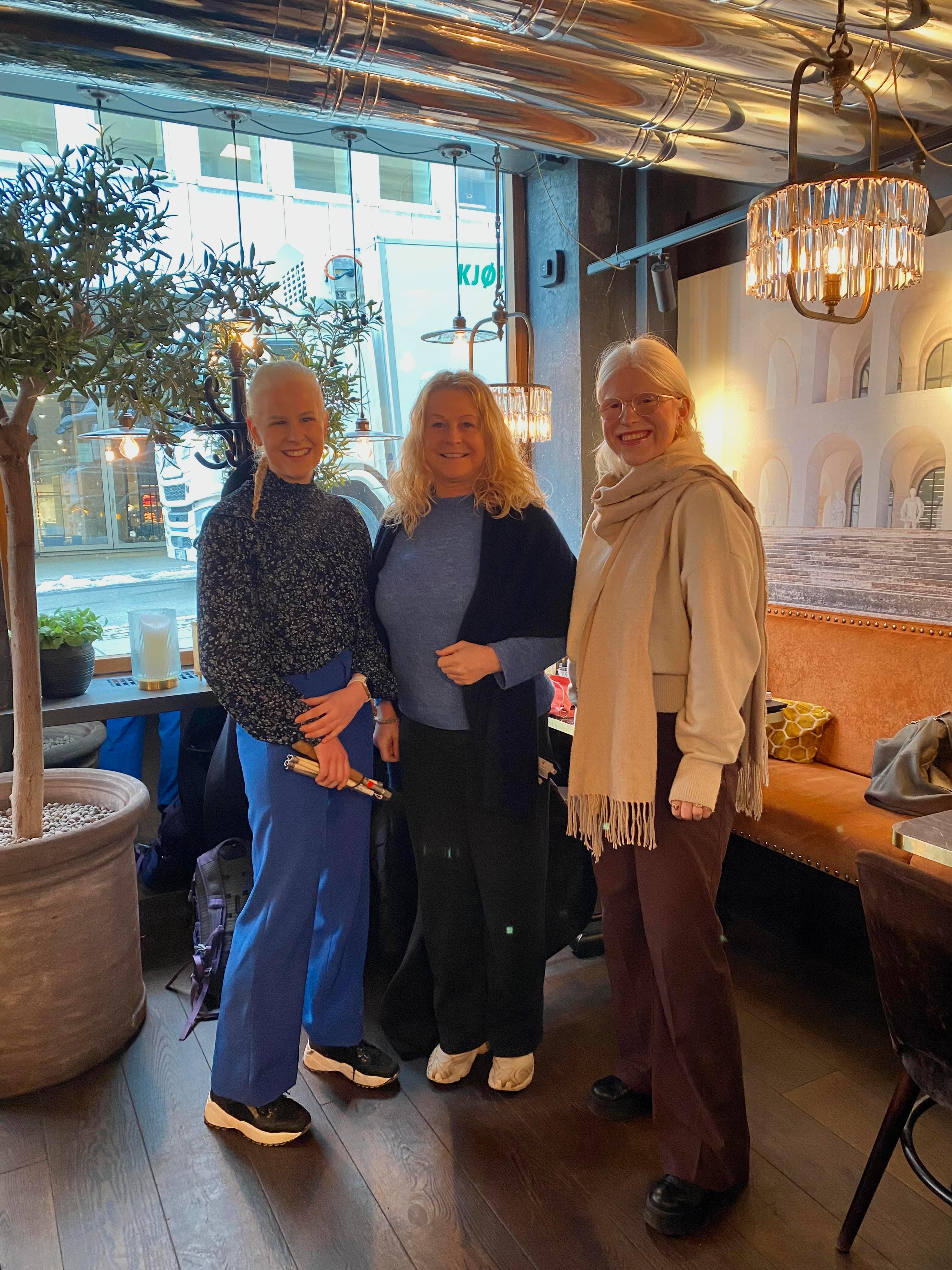 MØTE OM MENYER: Svaksynte Silje Solvang (t.v.) og Nora Sulejmani (t.h) møtte Henriette Smith i restaurantkjeden Olivia for å diskutere tilrettelagte menyer.