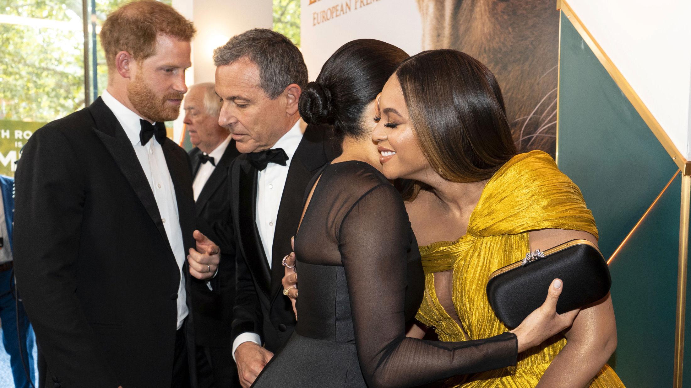GOD KLEM: Meghan og Beyoncé møttes på den røde løperen. Prins Harry står sammen med Disney-sjefen Robert Iger. Foto: Niklas Halle'n/REUTERS.