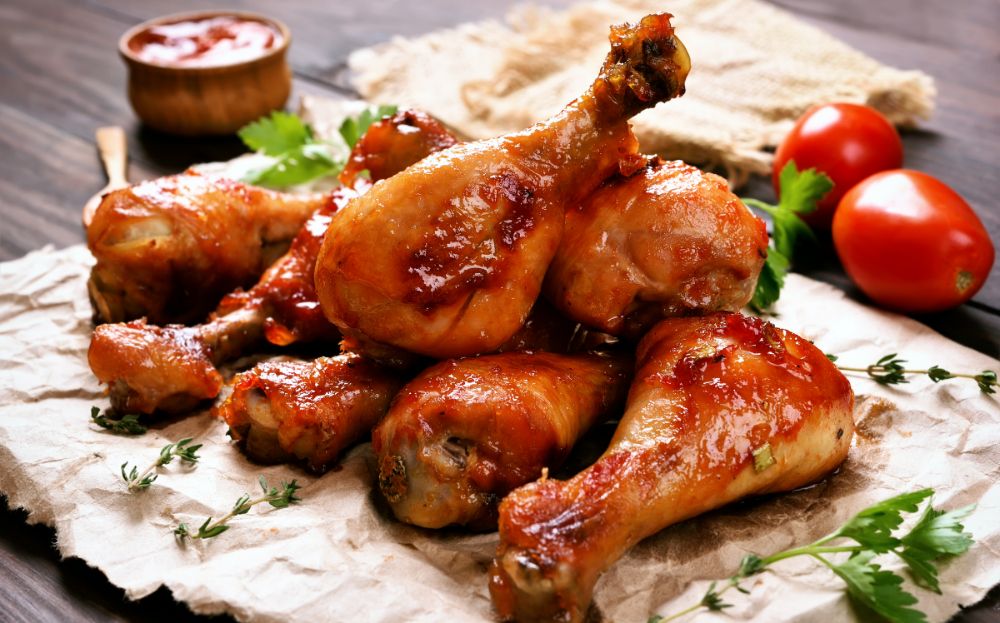 Kycklingklubbor marinerade med rosmarin och chilisås.
