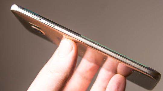 Galaxy S7 Edge har glass på begge sider, og det kan hende Apple følger etter i samme spor – i tro tradisjon med iPhone 4/4S-designet.