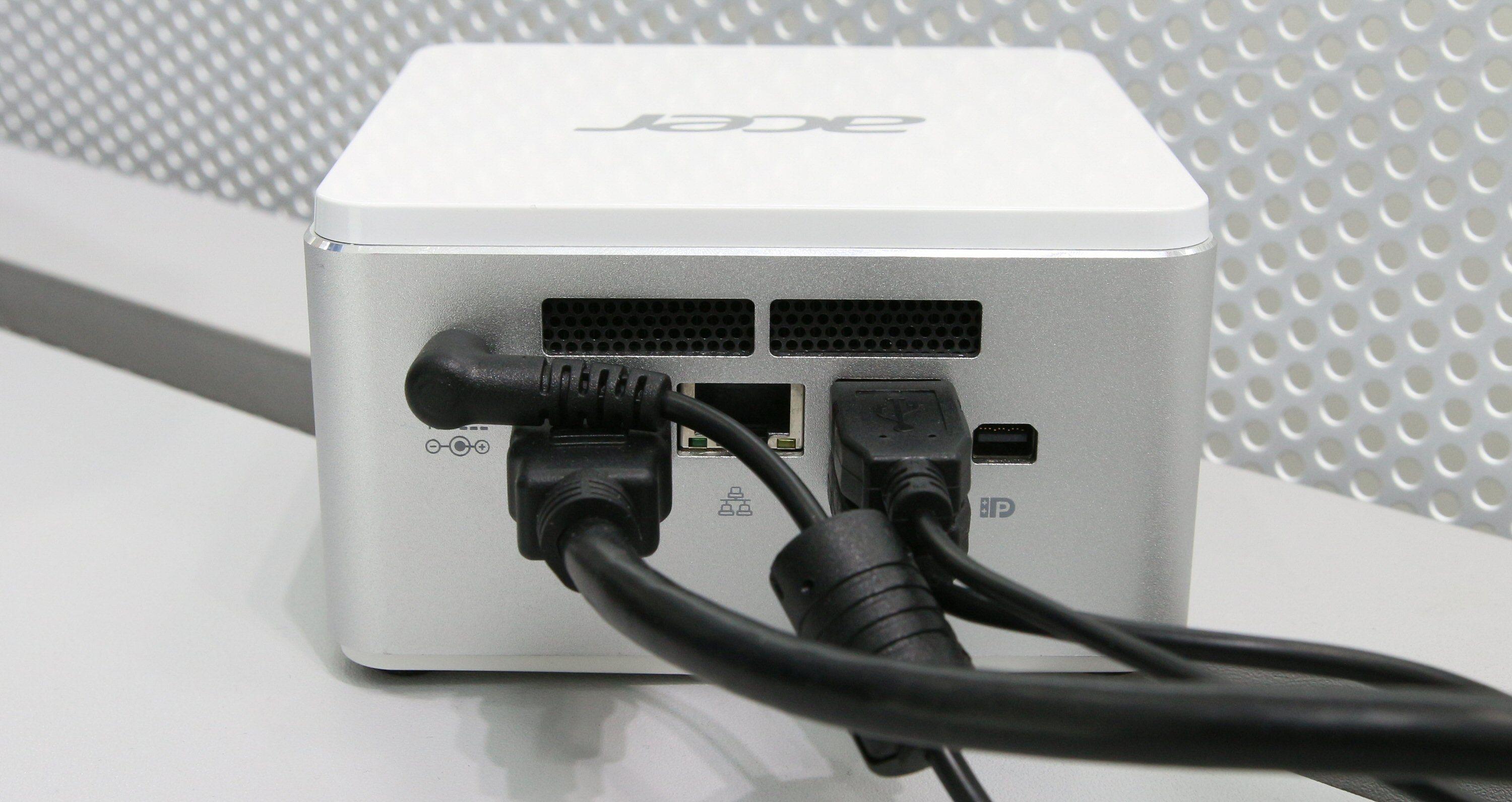 Bak finner vi to USB-porter, LAN, Mini DisplayPort og HDMI ut.
