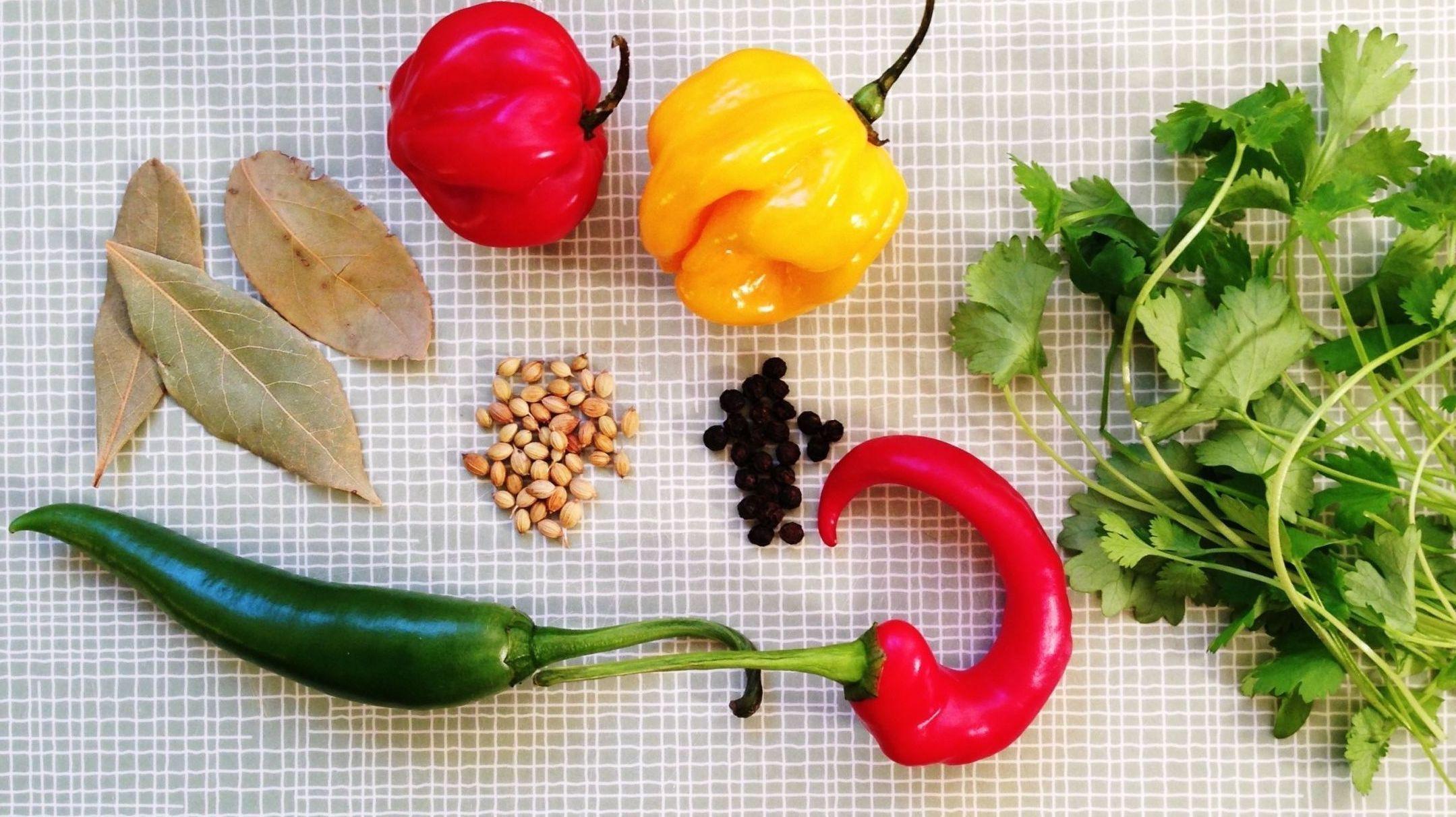 SYLTET CHILI: Prøv chili med korianderfrø, pepper, laurbærblad og koriander. Foto: Michael Hansen