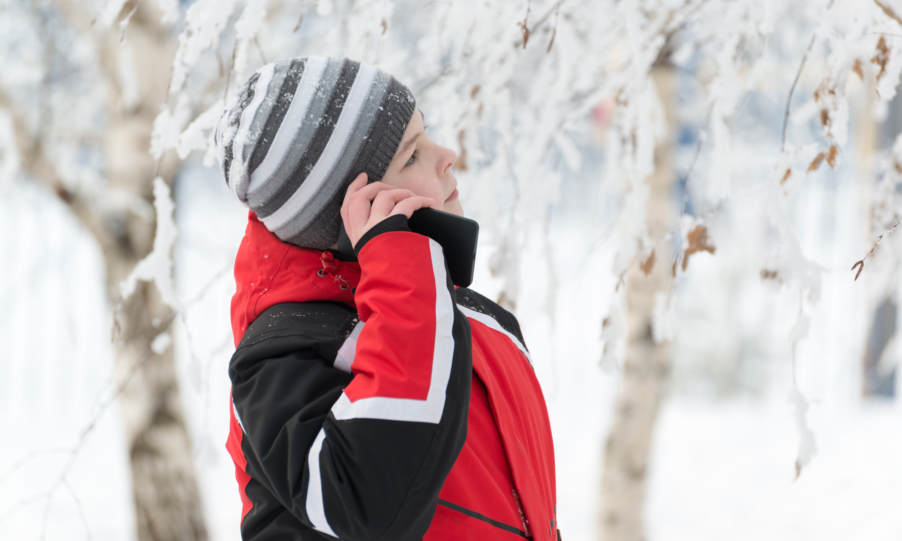 Du kan selvfølgelig bruke telefonen på vinteren også. Men ikke legg den fra deg i kulda. Foto: Shutterstock