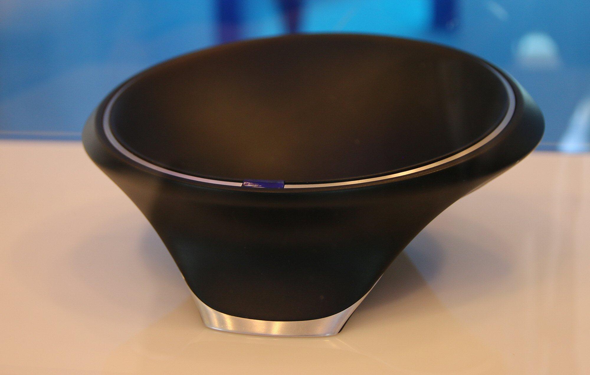 Intels «Wireless Charging Bowl» for fremtidige Rezence-enheter. Ja nettopp, en ladebolle.Foto: Vegar Jansen, Tek.no