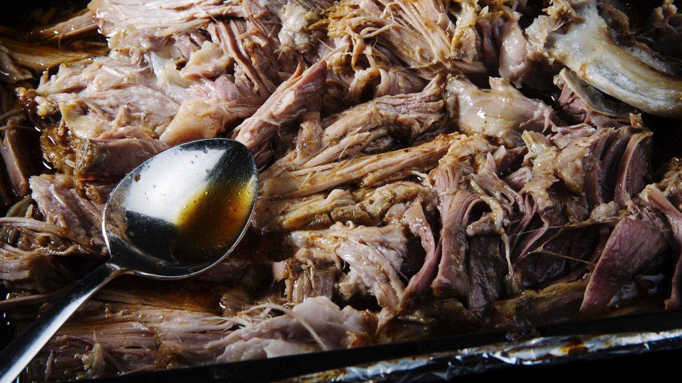 Steg 4: Ta ut svinenakken og riv kjøttet i strimler. Foto: Magnar Kirknes