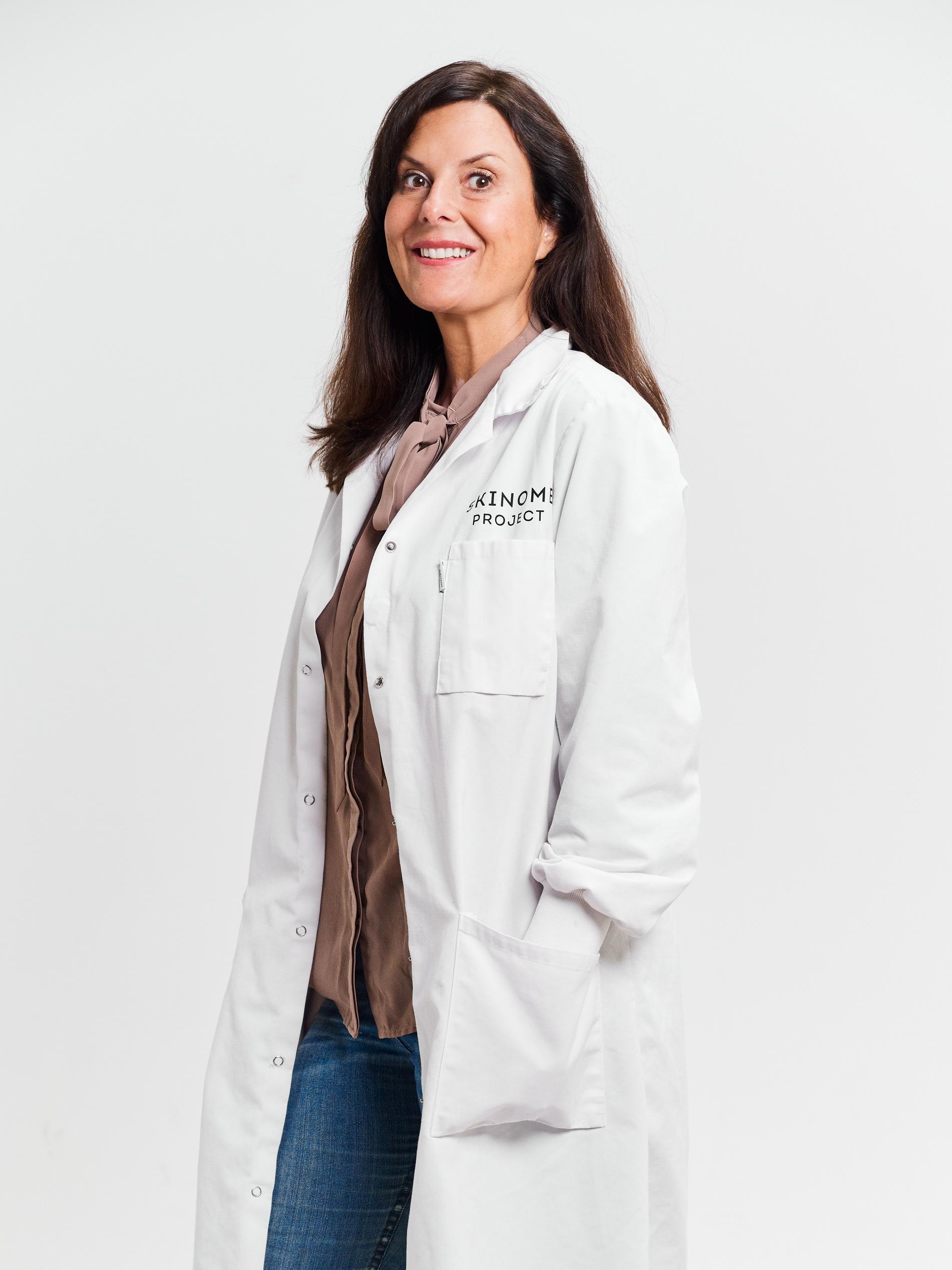 Johanna Gillbro är apotekare, doktor i experimentell dermatologi och grundaren bakom hudvårdsmärket Skinome. Hon har även skrivit boken Hudbibeln/The Scandinavian Skincare Bible som numera är översatt till sju språk. 