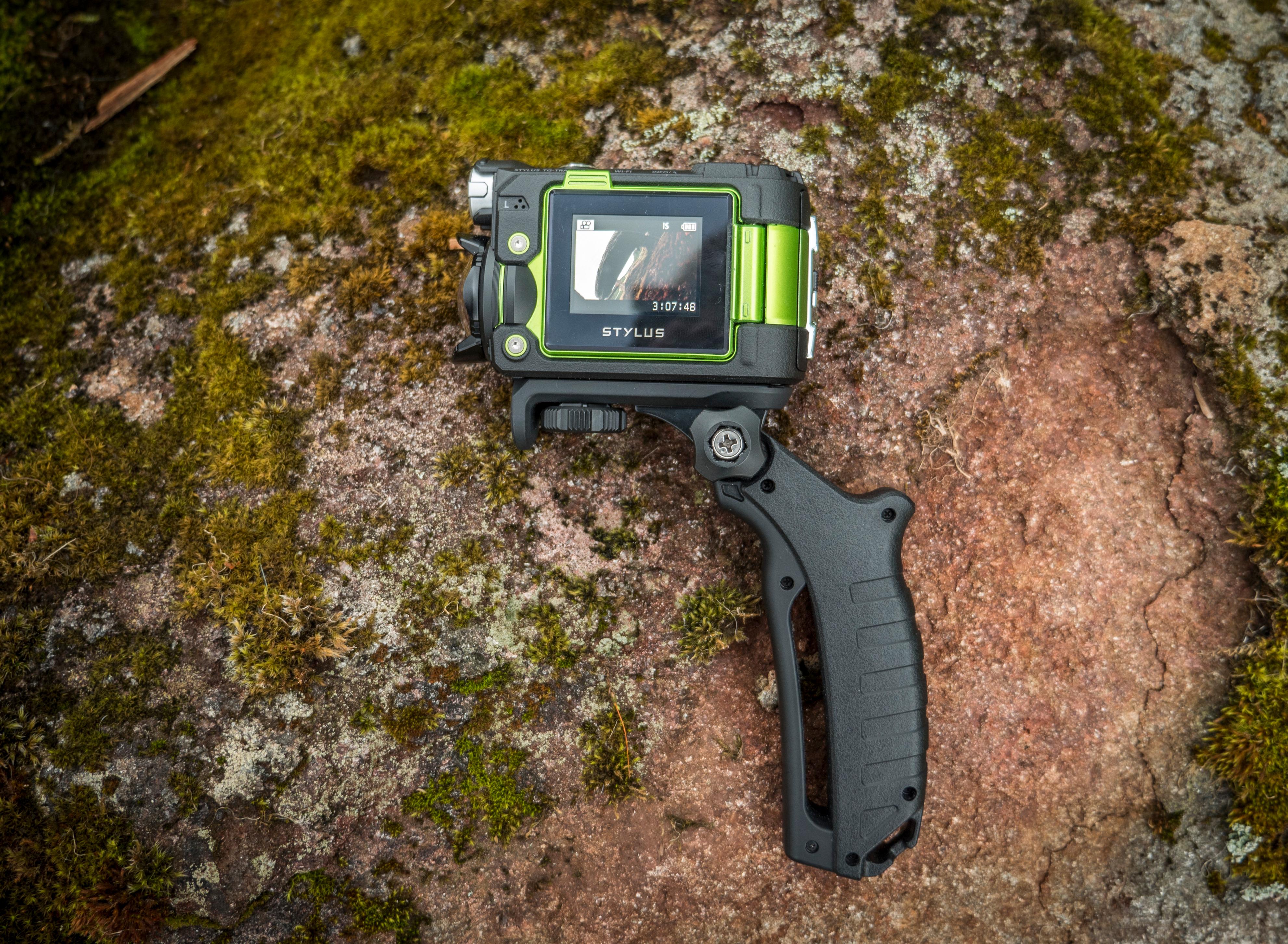 TG-Tracker kommer med et pistolgrep som gjør det lettere å filme håndholdt. Kameraet skiller seg ut med å ha en innebygget LED-lykt, men denne funksjonen kan vi gi hvilket som helst actionkamera med en hodelykt og gaffatape, og derfor har vi ikke vektlagt det noe i testen.