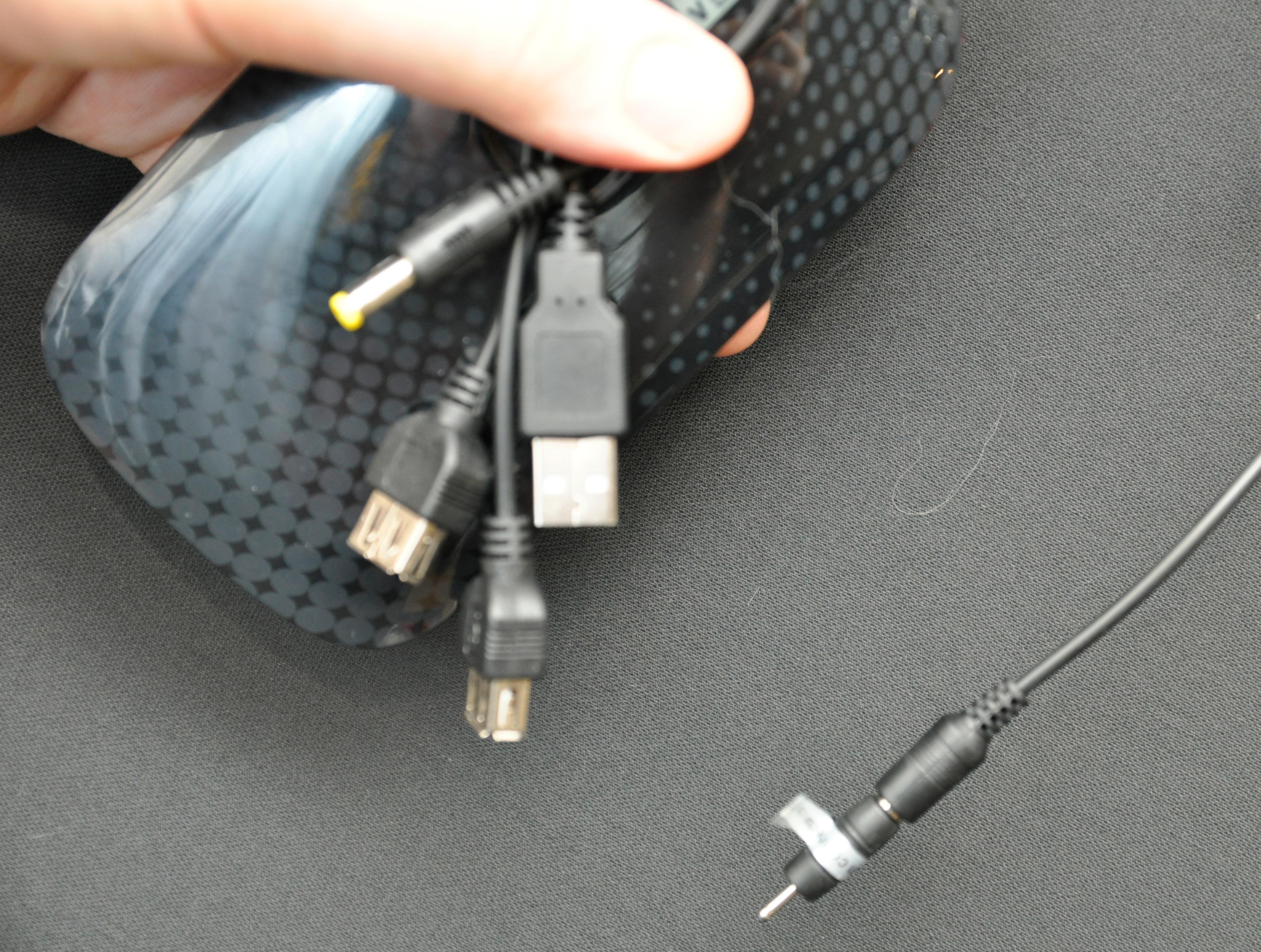Det følger med et stort utvalg kabler og tilkoblinger for bruk med utstyr som ikke lades via USB-kontakt.