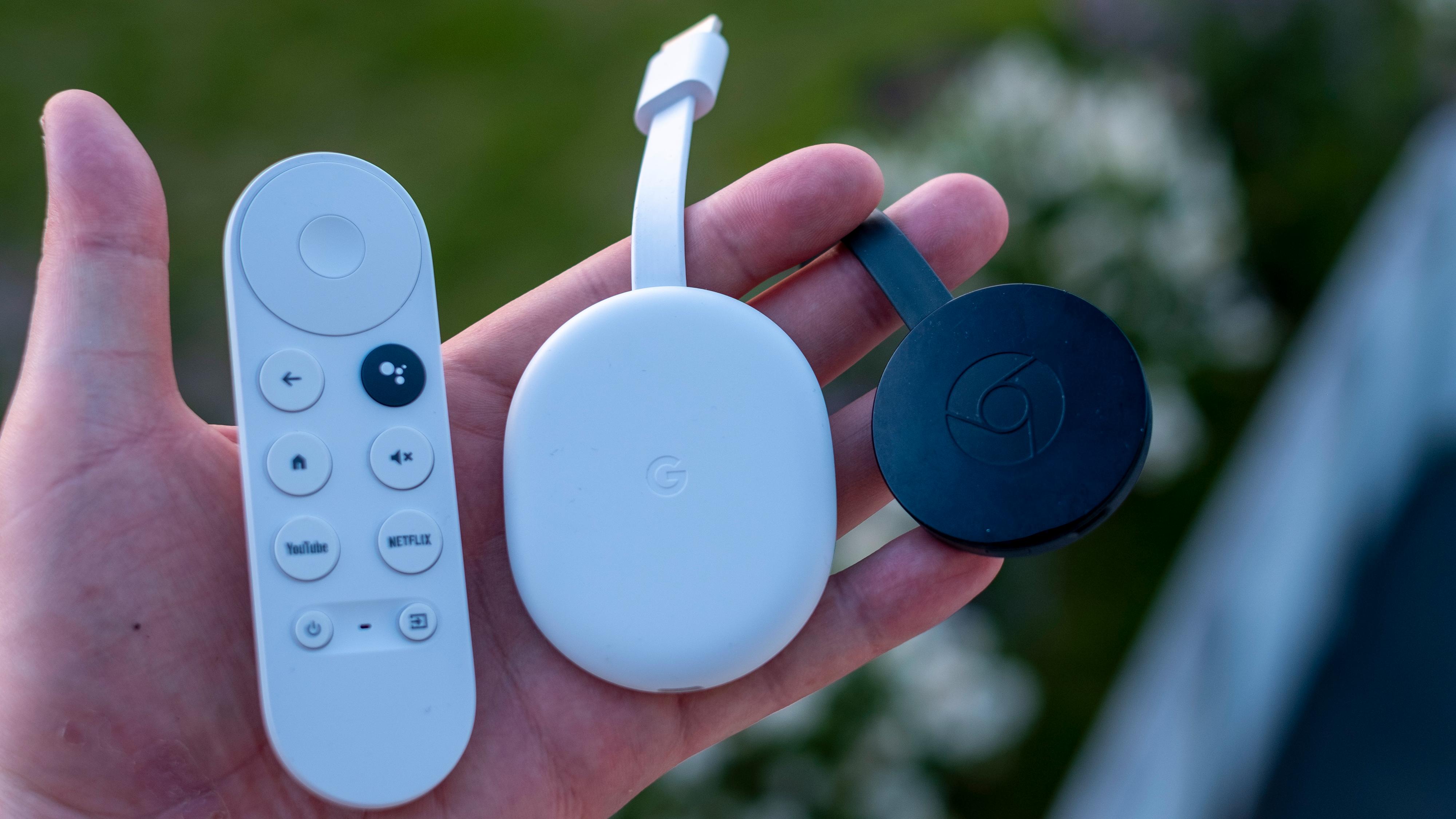 Fra venstre; den nye fjernkontrollen, Chromecast-dongelen i 4. generasjon og til sist 2. generasjon Chromecast fra 2015.