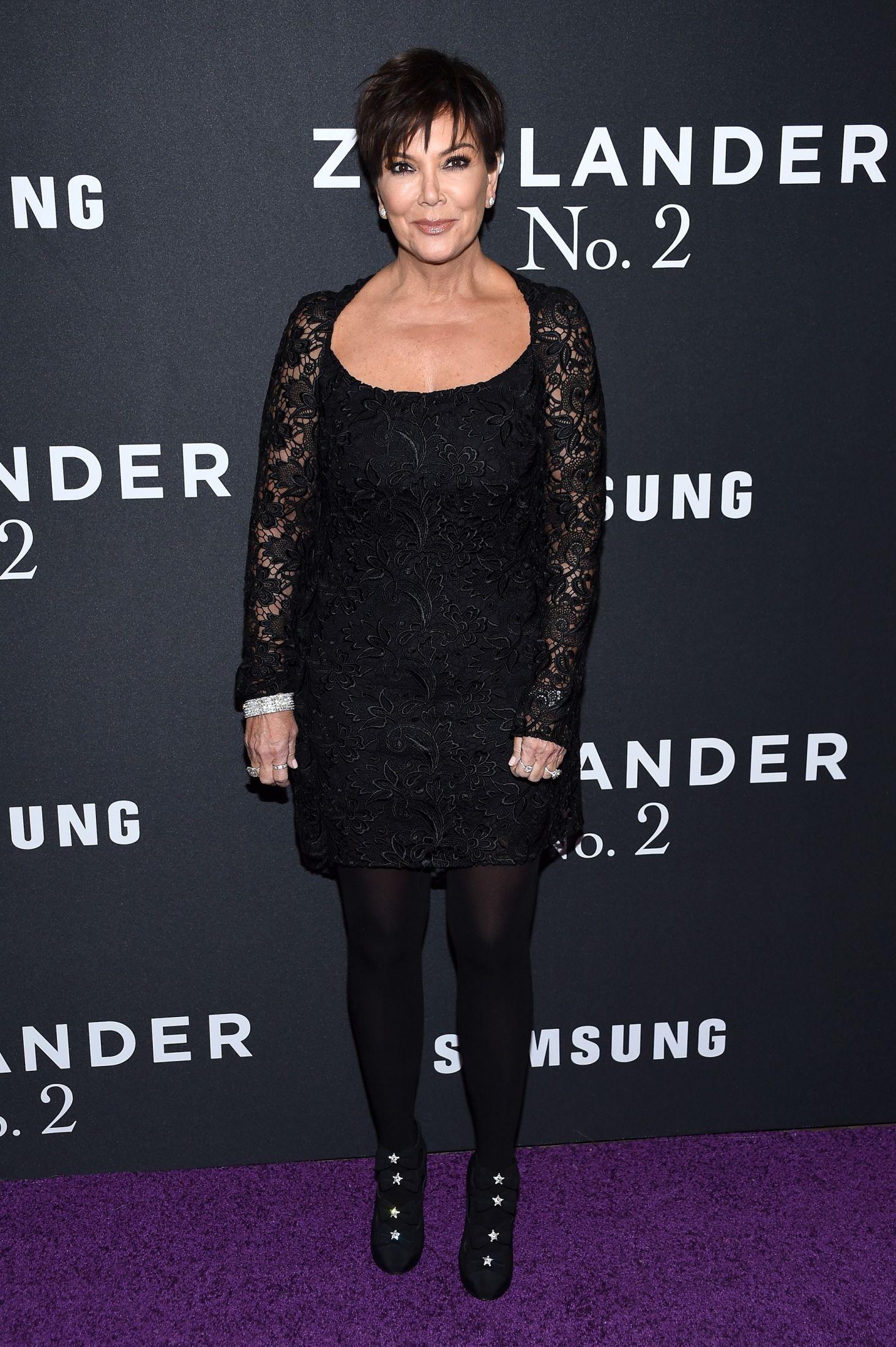 MOMAGER: Kris Jenner var antrukket i en svart blondekjole med rund utringning og sorte tette strømper. Legg merke til stjernedetaljene på skoene. Foto: NTB scanpix