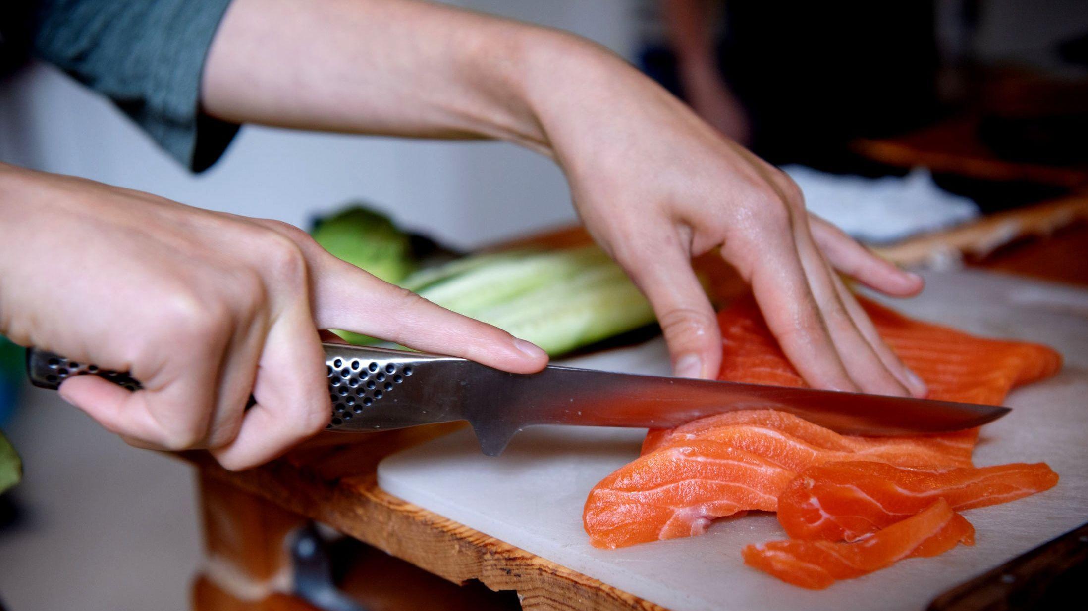 FERSK: Laks er blant de vanligste fisketypene i sushi. Kjøper du norsk oppdrettslaks trenger du ikke å fryse den før du spiser den rå. Foto: Line Møller/VG