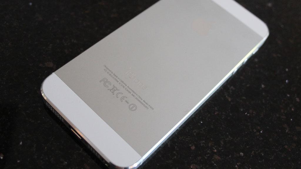 Baksiden er nå i metall, og ikke i glass som på iPhone 4.Foto: Espen Irwing Swang, Amobil.no