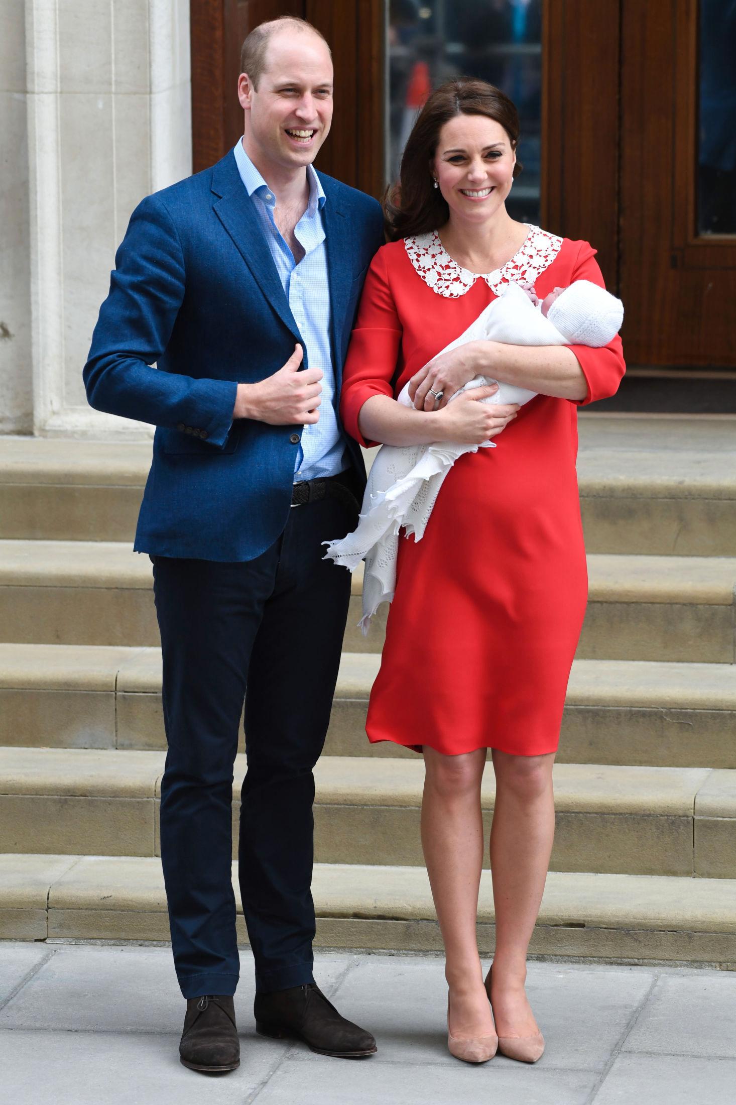 HYLLET DIANA: Hertuginne Kate og hertug William viste frem lille Louis kun syv timer etter fødselen. Kate hadde på seg en rød kjole fra Jenny Packham. Foto: Doug Peters/Pa Photos