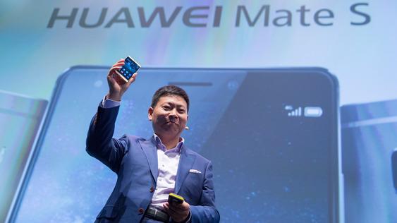 Huawei Mate S er første lanserte Android-mobil med trykkfølsom skjerm. Foto: Odd Richard Valmot, Tek.no