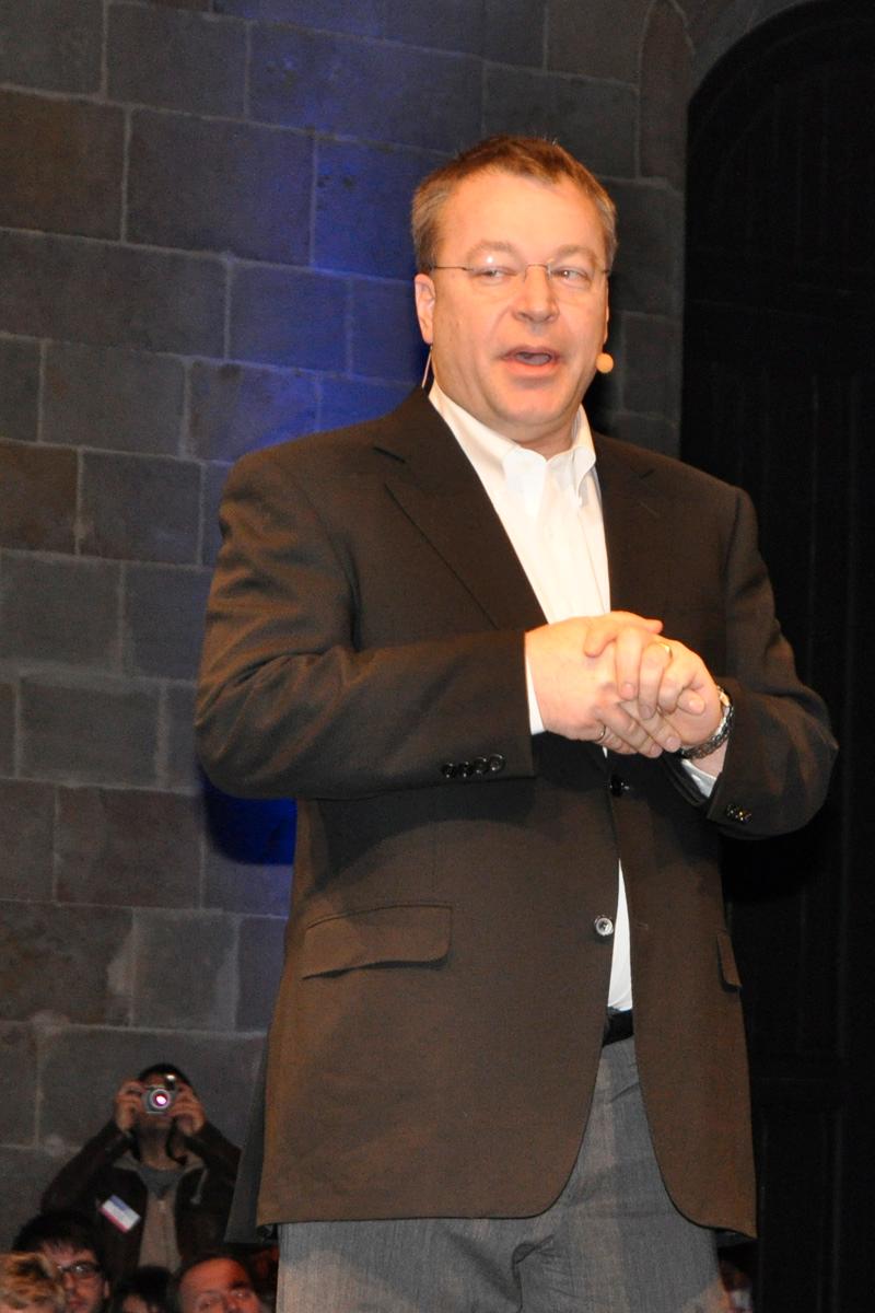 Nokias avtroppende toppsjef, Stephen Elop, under pressekonferansen der Nokias valg av Windows Phone ble annonsert. Elop har hele veien måttet tåle et smått konspiratorisk blikk på sin ansettelse. De mest kritiske lurer på om han ble plantet av Microsoft.Foto: Finn Jarle Kvalheim, Amobil.no