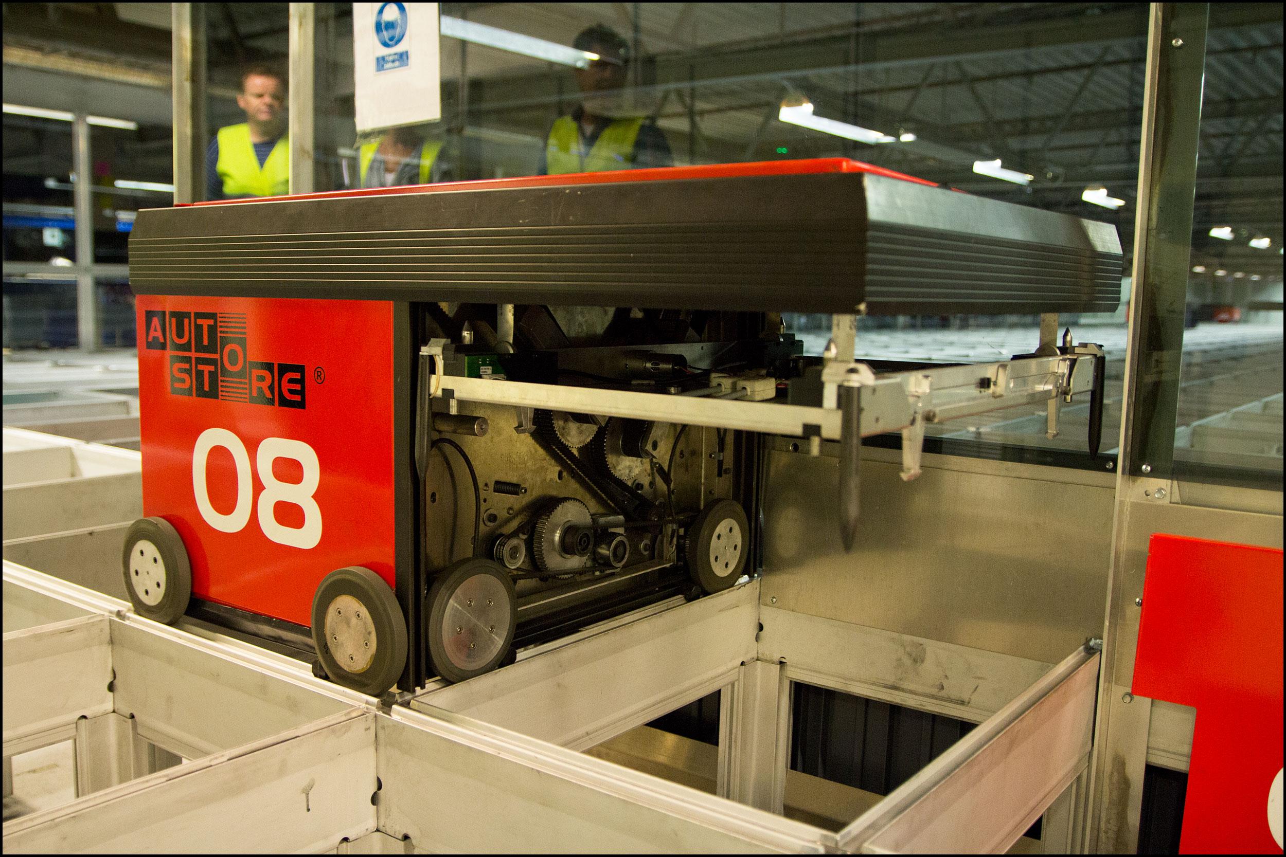 En av de røde robotene står til reparasjon.Foto: Jørgen Elton Nilsen, Hardware.no