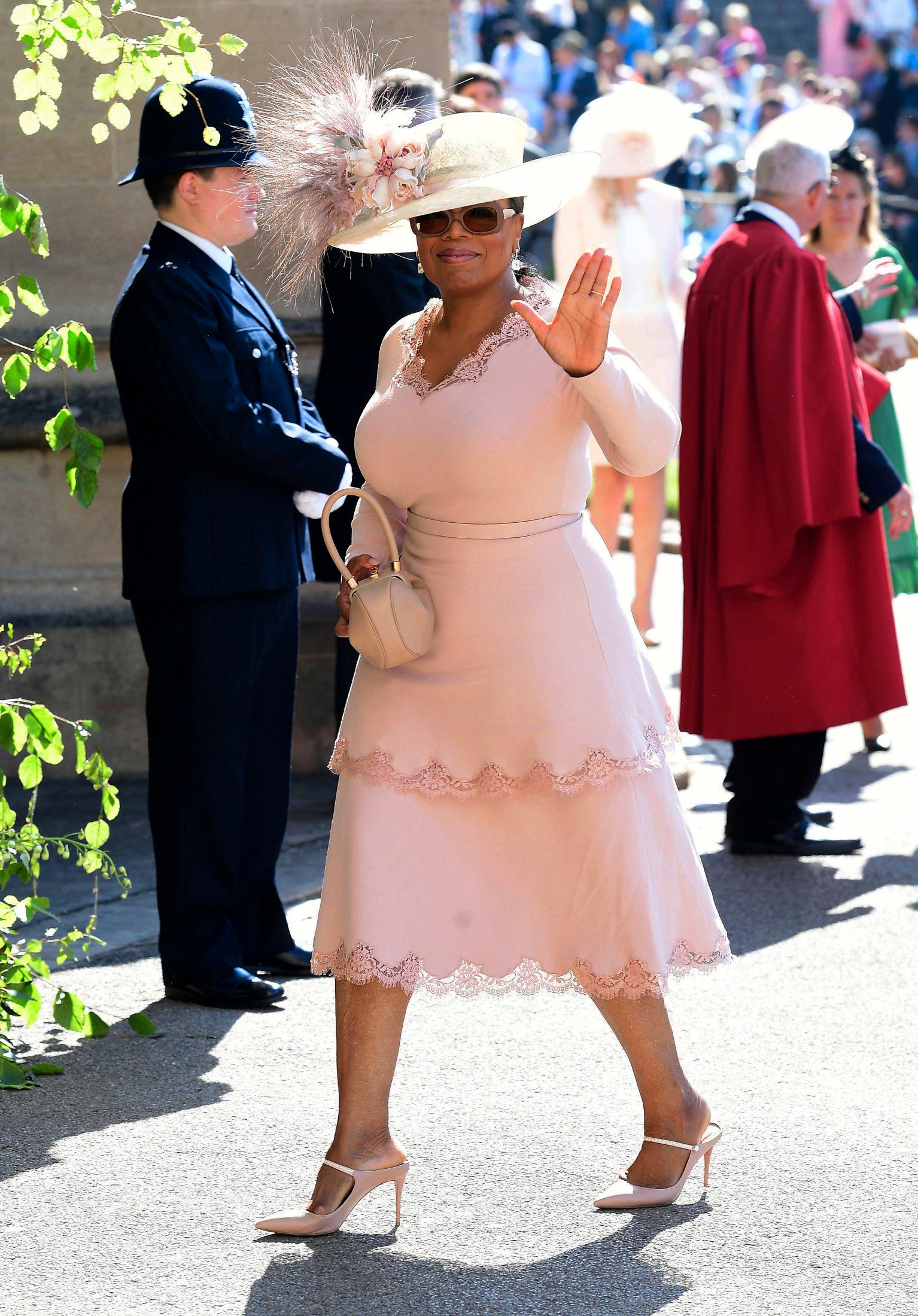 TALKSHOWDRONNING: Oprah Winfrey vinker til pressen i Windsor. Foto: Ian West/AP