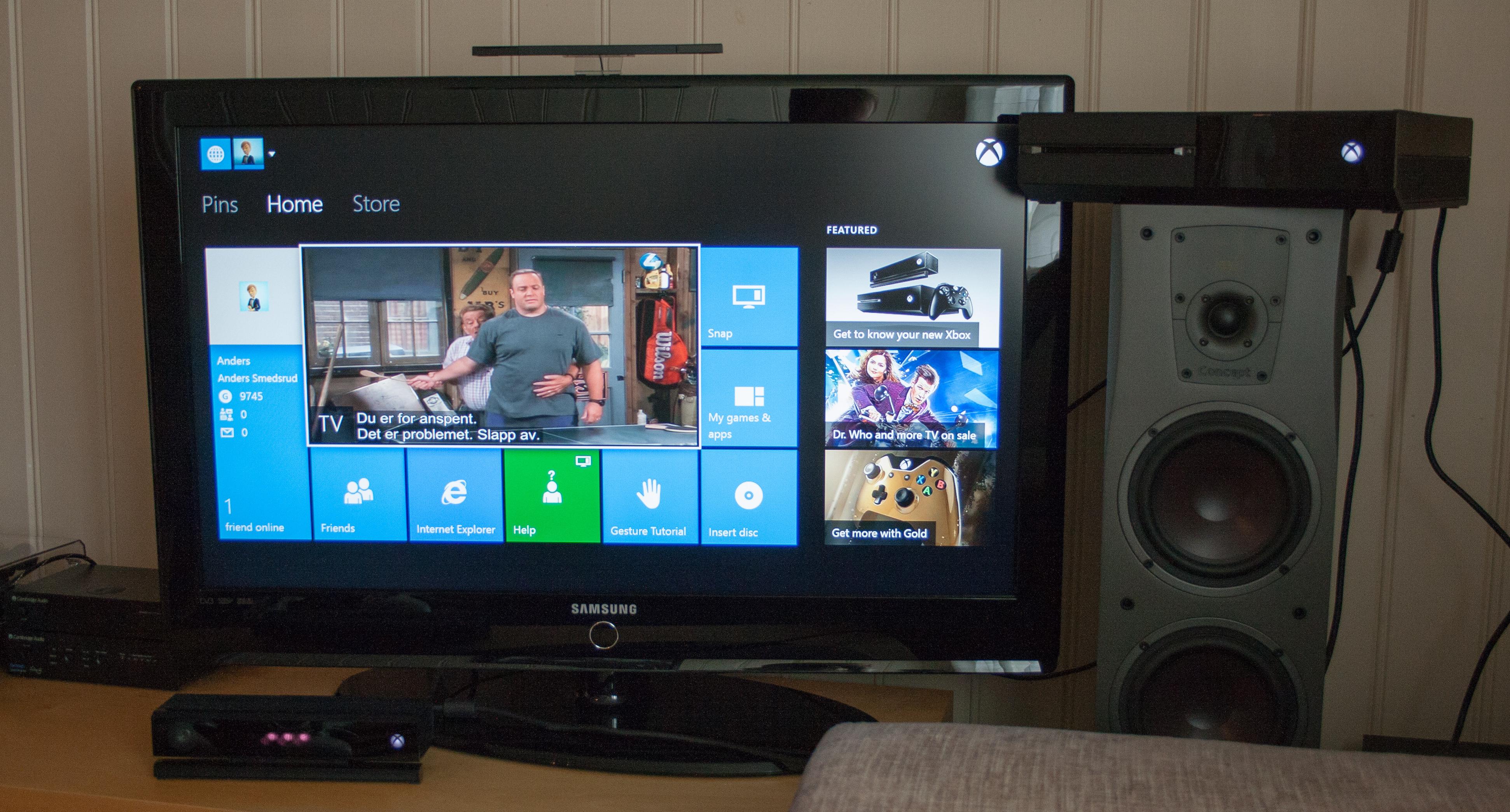 Enn så lenge kan du se på TV gjennom Xboxen men ikke skifte kanaler eller få opp programguiden. Volumet kan du derimot regulere med stemmen.Foto: Anders Brattensborg Smedsrud, Tek.no