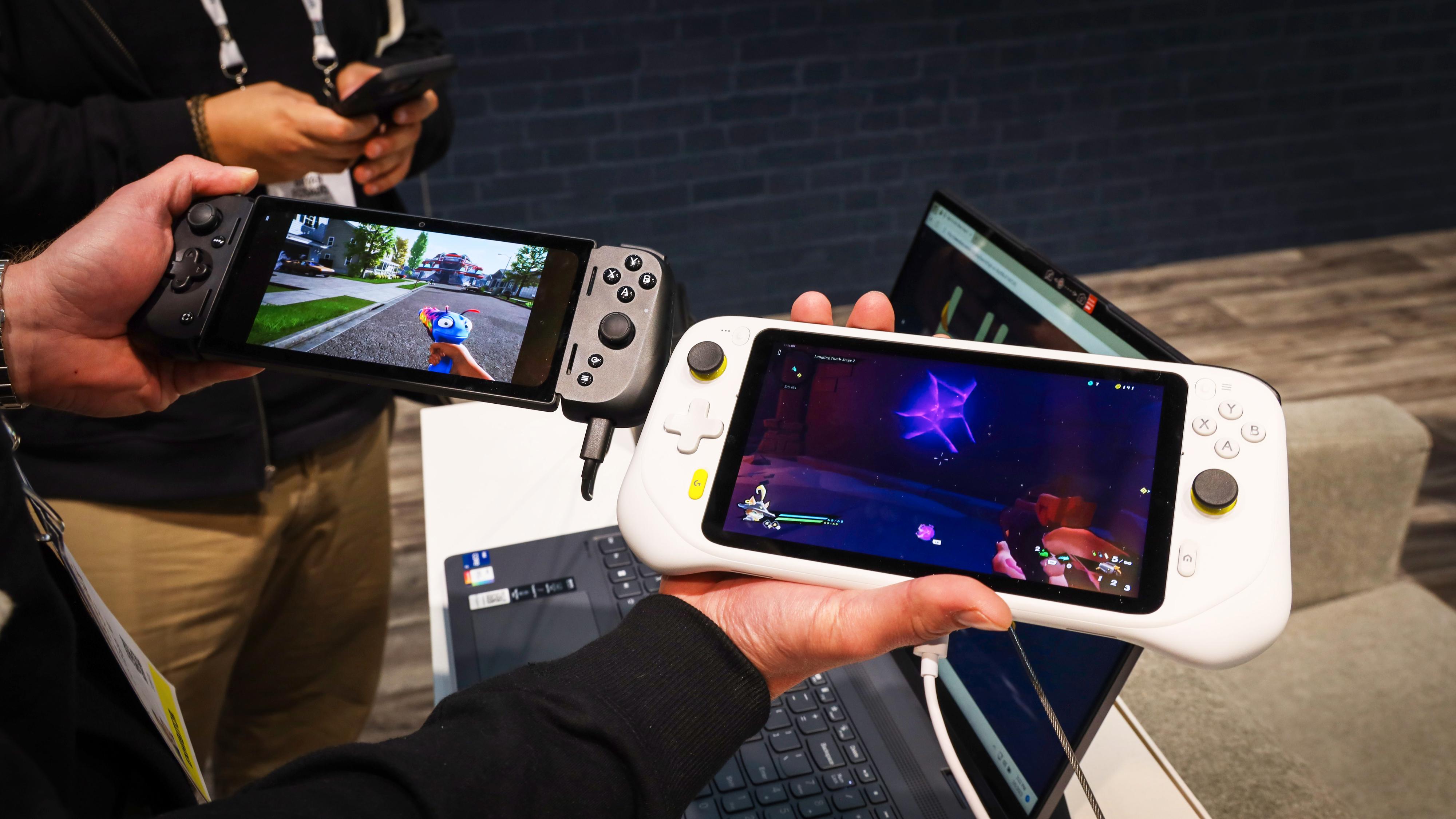 Razer Edge (til venstre) og Logitech G Cloud Gaming Handheld er to spennende alternativer for deg som er nysgjerrig på spillstrømming og ikke vil bruke mobilen. 