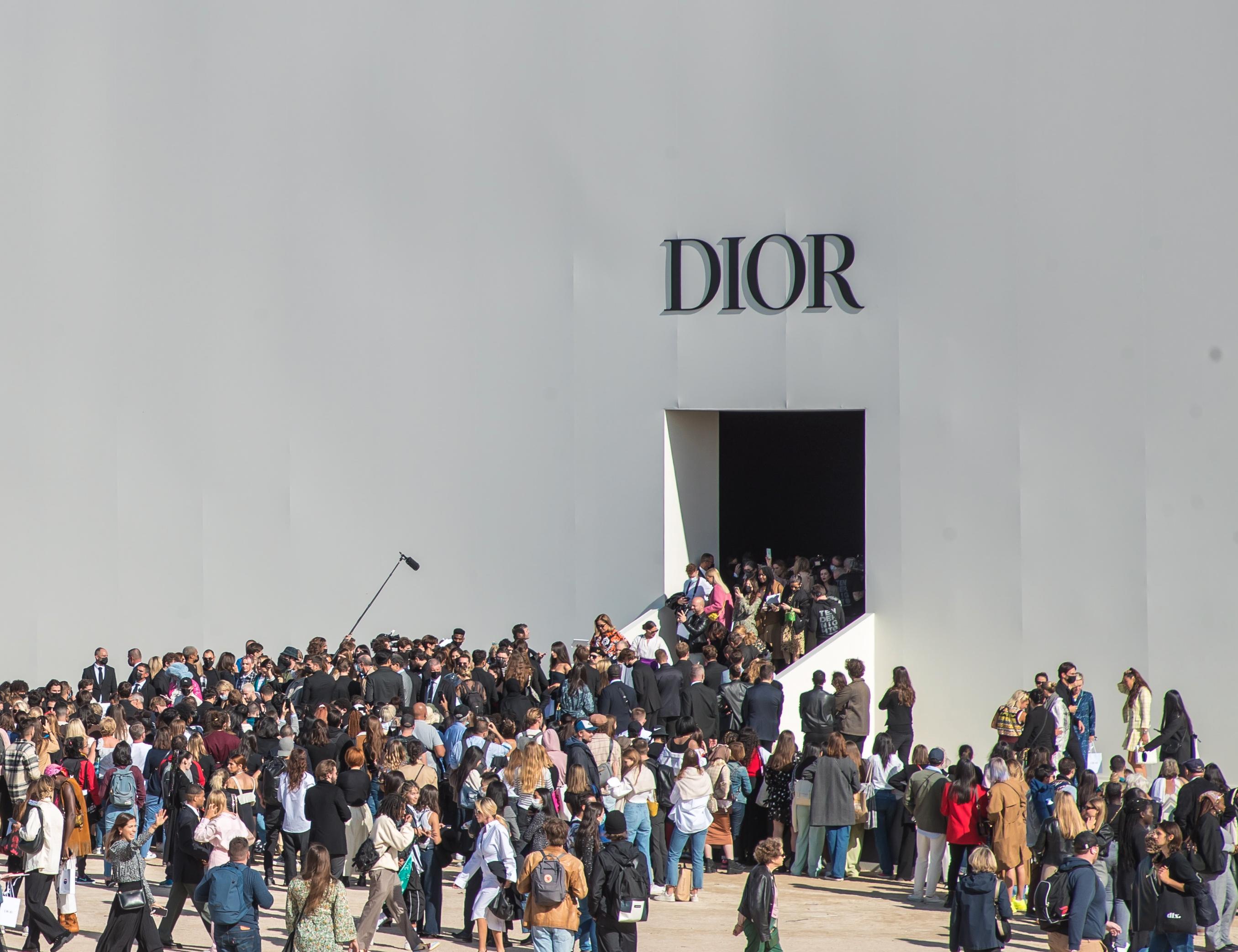 ANERKJENT: Dior ble grunnlagt i 1946 av den franske designeren Christian Dior. Visningene av deres nyeste kolleksjoner skaper alltid liv og røre i Paris. Her ser vi gjestene på vei inn i visningen deres fra 2021. 