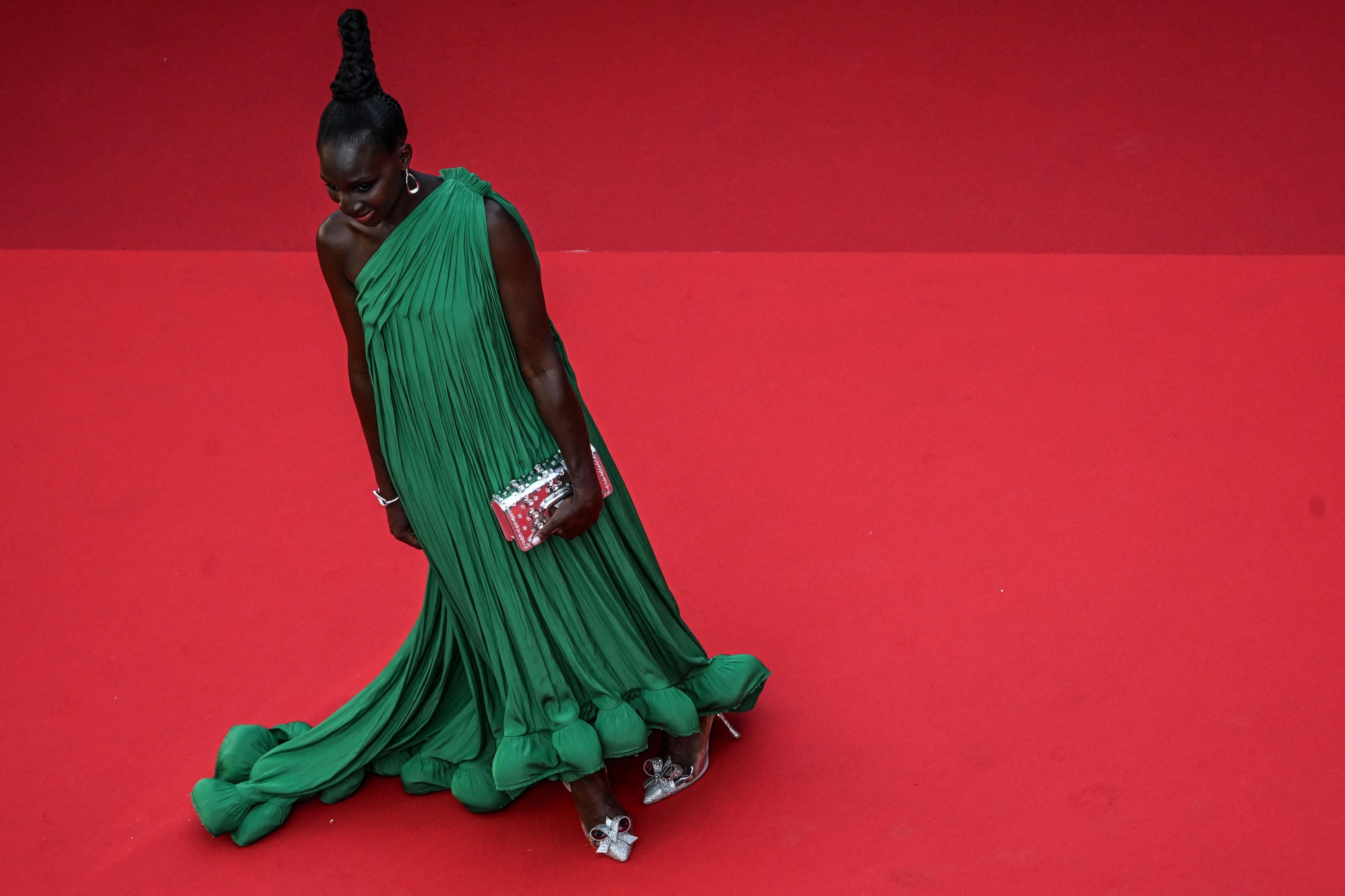 BLIKKFANG: Det var mange spennende detaljer ved antrekket til den franske skuespilleren Eye Haidara. Den grønne kjolen med voluminøse volanger fløt elegant bortover den røde løperen. Håret var satt opp stramt og fremhevet kjolens ene skulder.