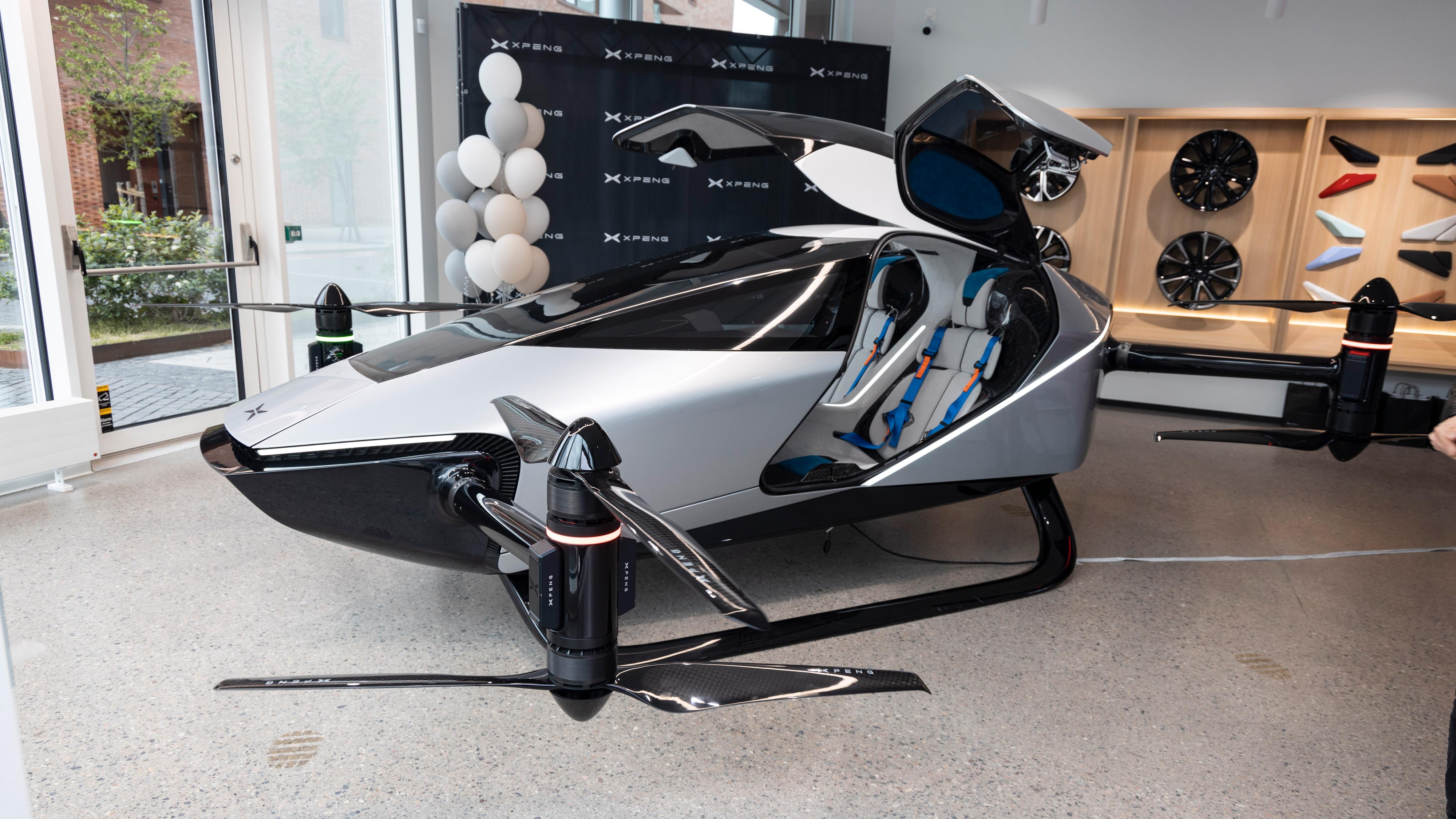 Xpeng jobber for øvrig også med flyvende biler. Denne er kalt X2 Rotor, og blir mulig å se i Xpeng-butikken i cirka en måned fremover. 