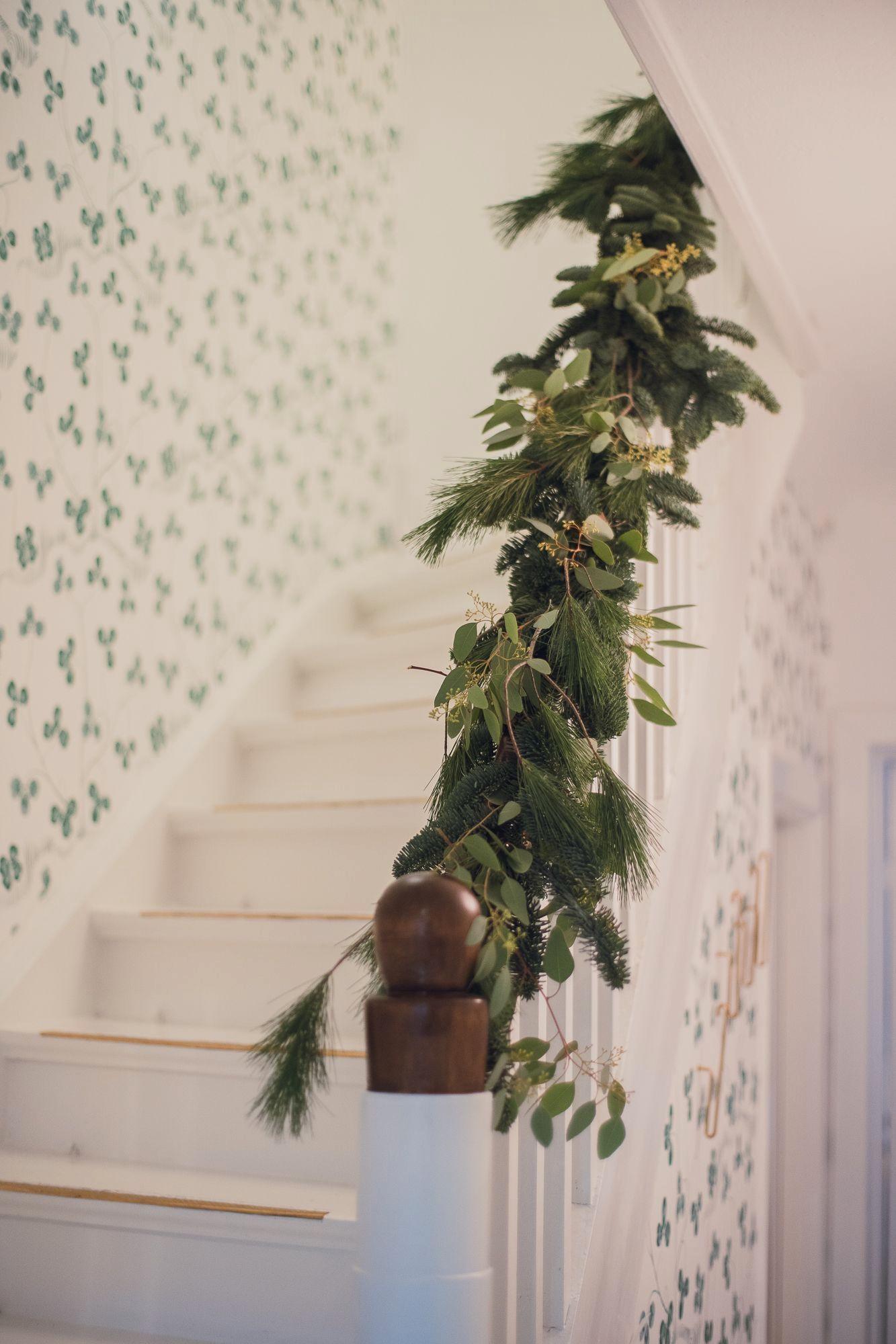 NOSTALGISK: En girlander med vintergrønt og olivenblader gjør seg utrolig godt hvis du har en trapp med gelender hjemme. Foto: Simen Skari