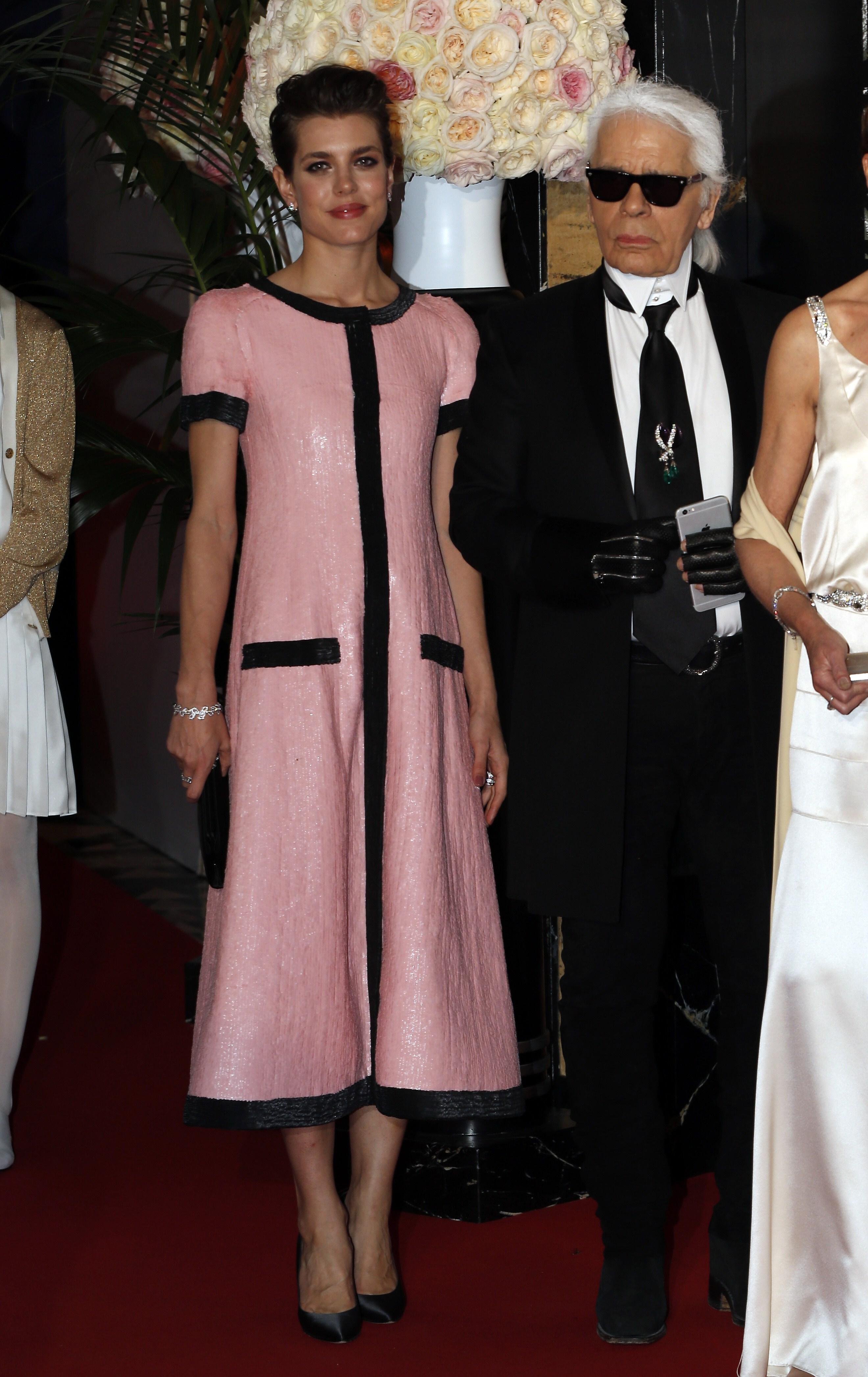 Charlotte og daværende sjefsdesigner hos Chanel, Karl Lagerfeld ankommer det årlige rose-ballet i 2015. Charlotte i Chanel.