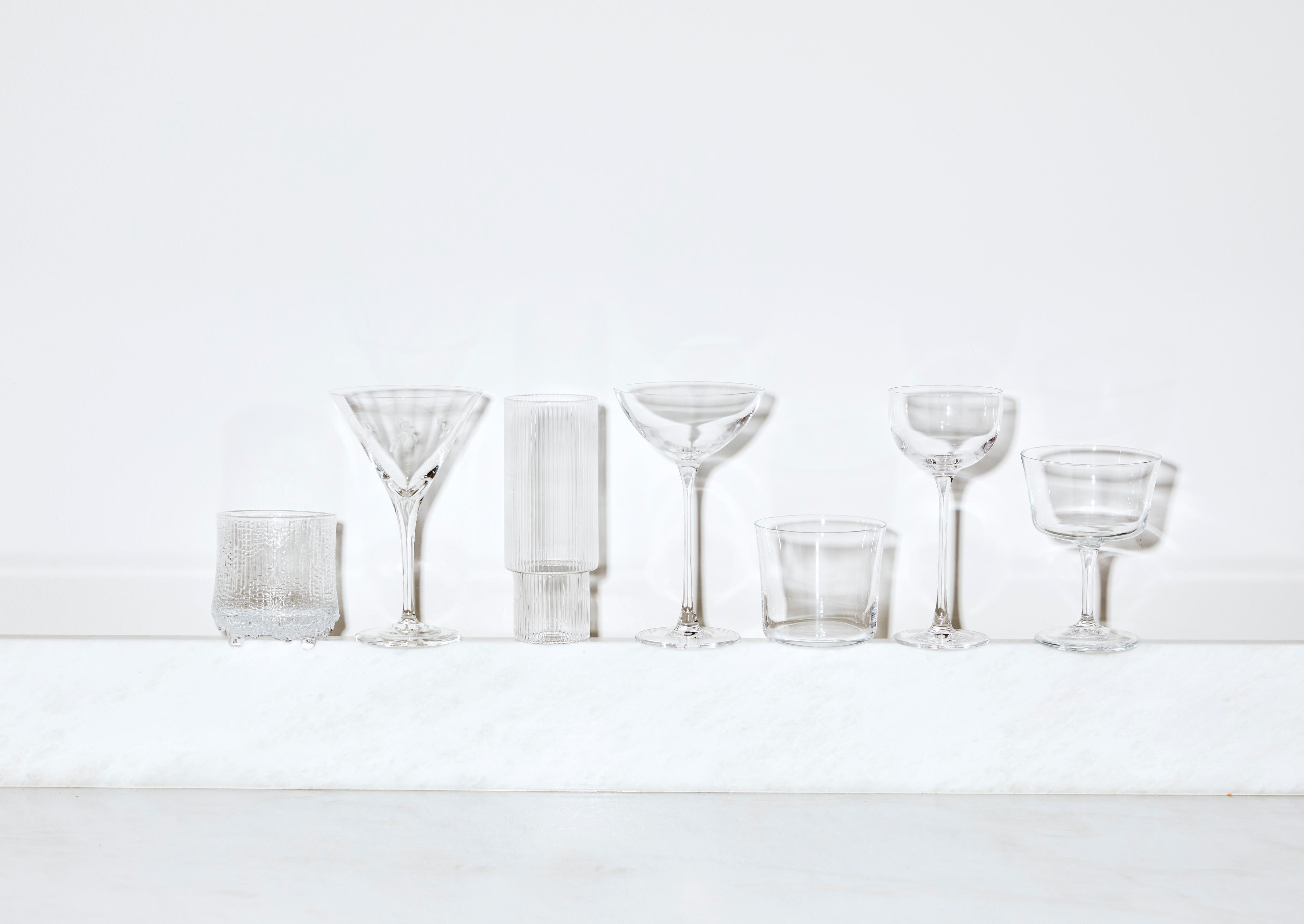 Av glass synes Maurseth rocks-glass (t.v.) og Martini-glass er lurt å ha. – Det er evig klassisk og de fleste drinker kan serveres i dem.