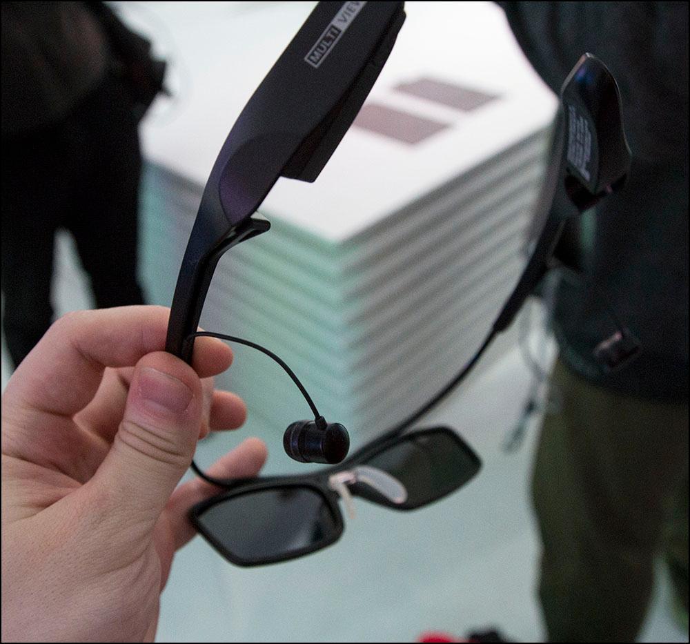 Ettersom de er aktive 3D-briller må de lades før bruk.Foto: Niklas Plikk, hardware.no