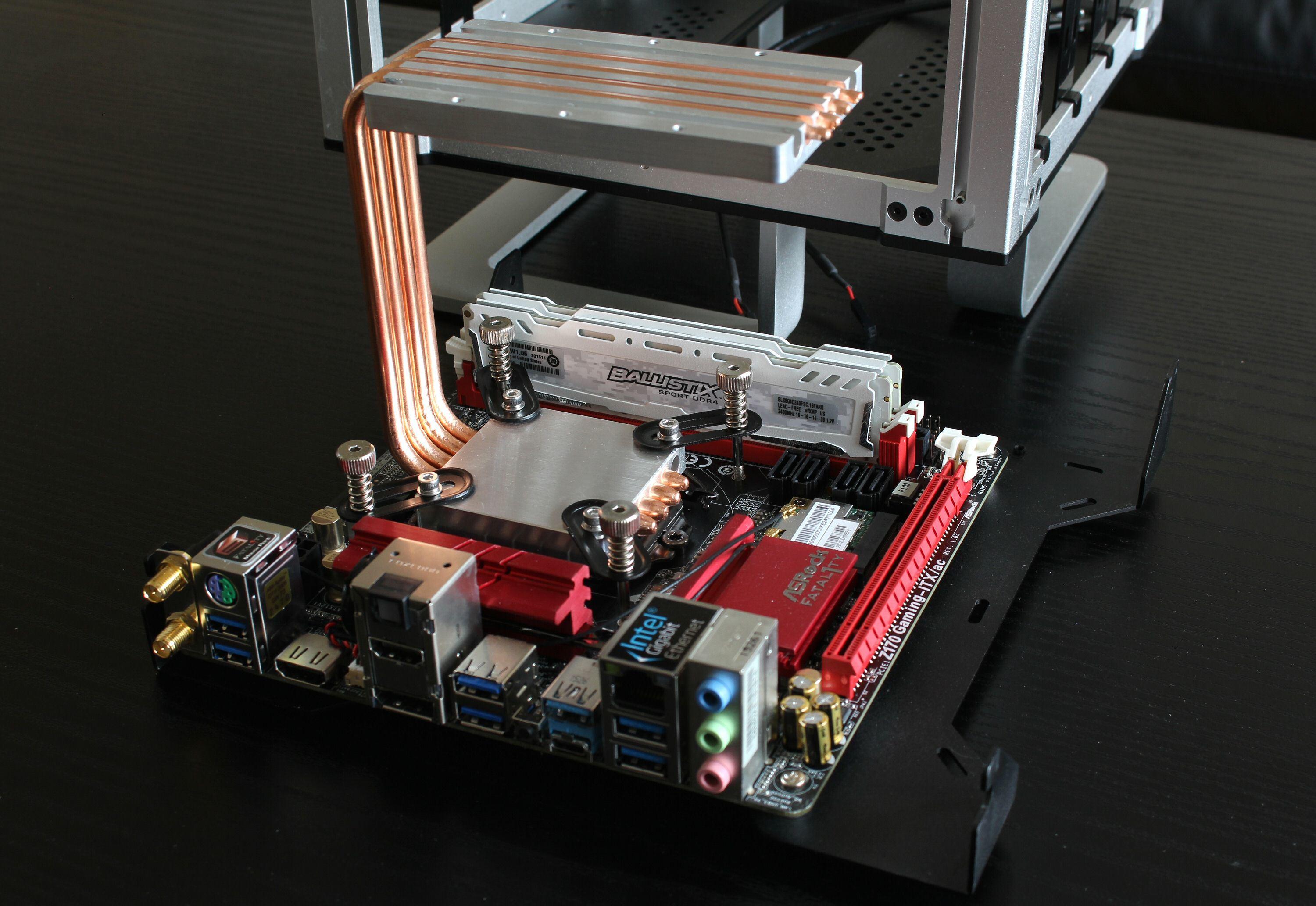 Her er kjøleløsningen med fire varmerør montert på CPU-en. Hovedkortet er skrudd fast i en plate som nå enkelt kan festes i kabinettet.