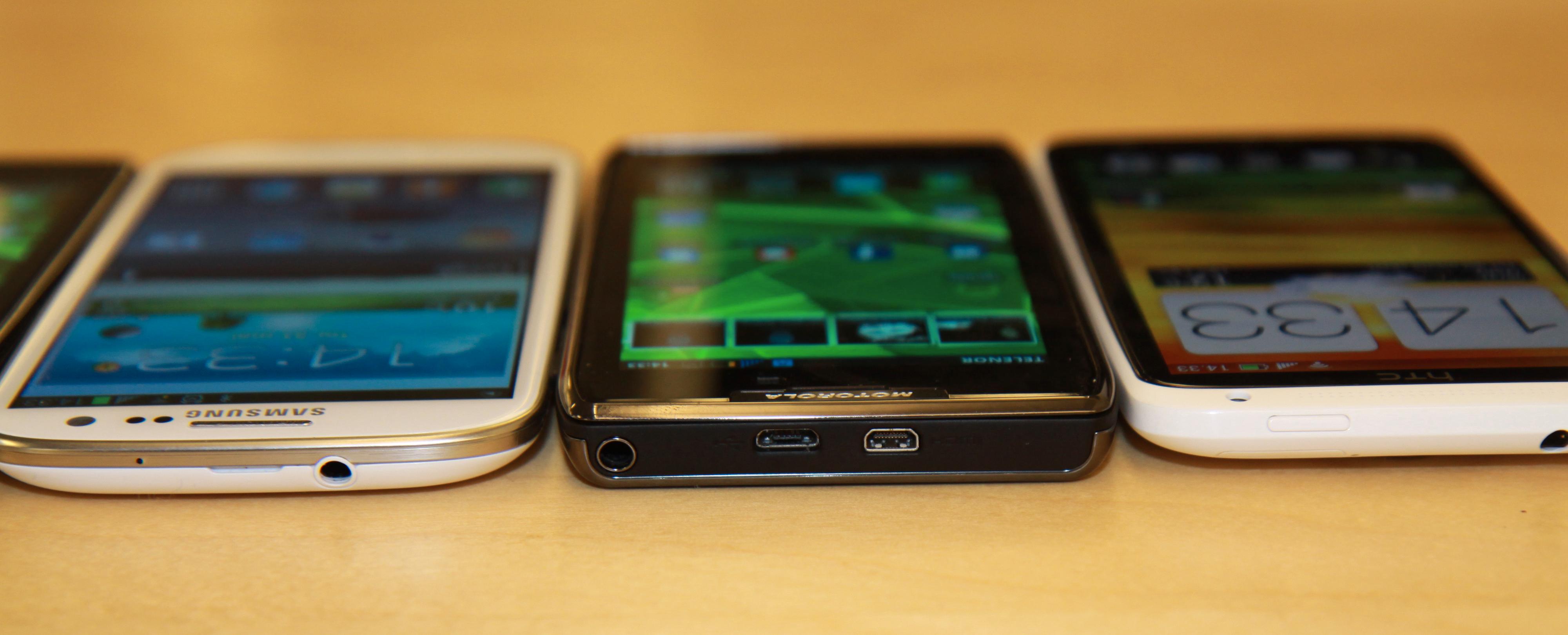 Fra venstre; Samsung Galaxy S III, Motorola Razr Maxx og HTC One X.