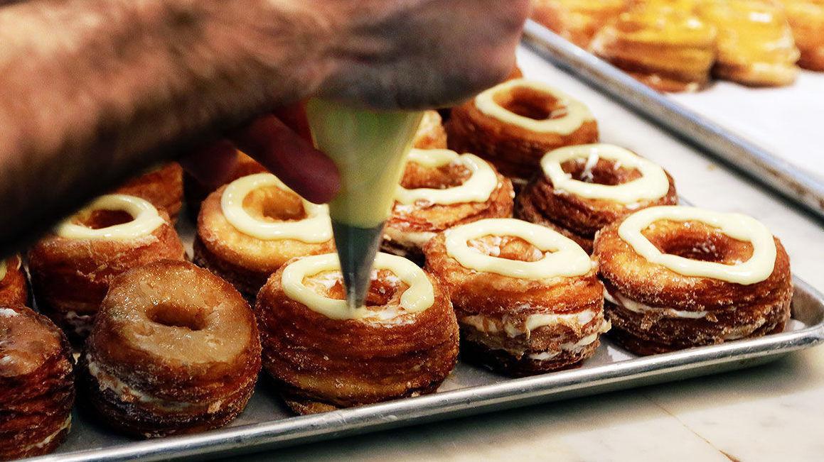 Kalori-bombe: The Cronut ble lansert på New York-bakeriet til Dominique Ansel 10. mai og omtales nå verden rundt. Foto: Richard Drew, AP.