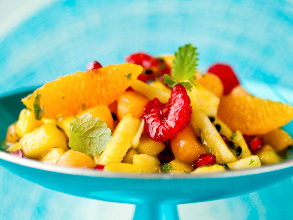 En fräsch fruktsallad med smak av citronmeliss, passionsfrukt och mango.