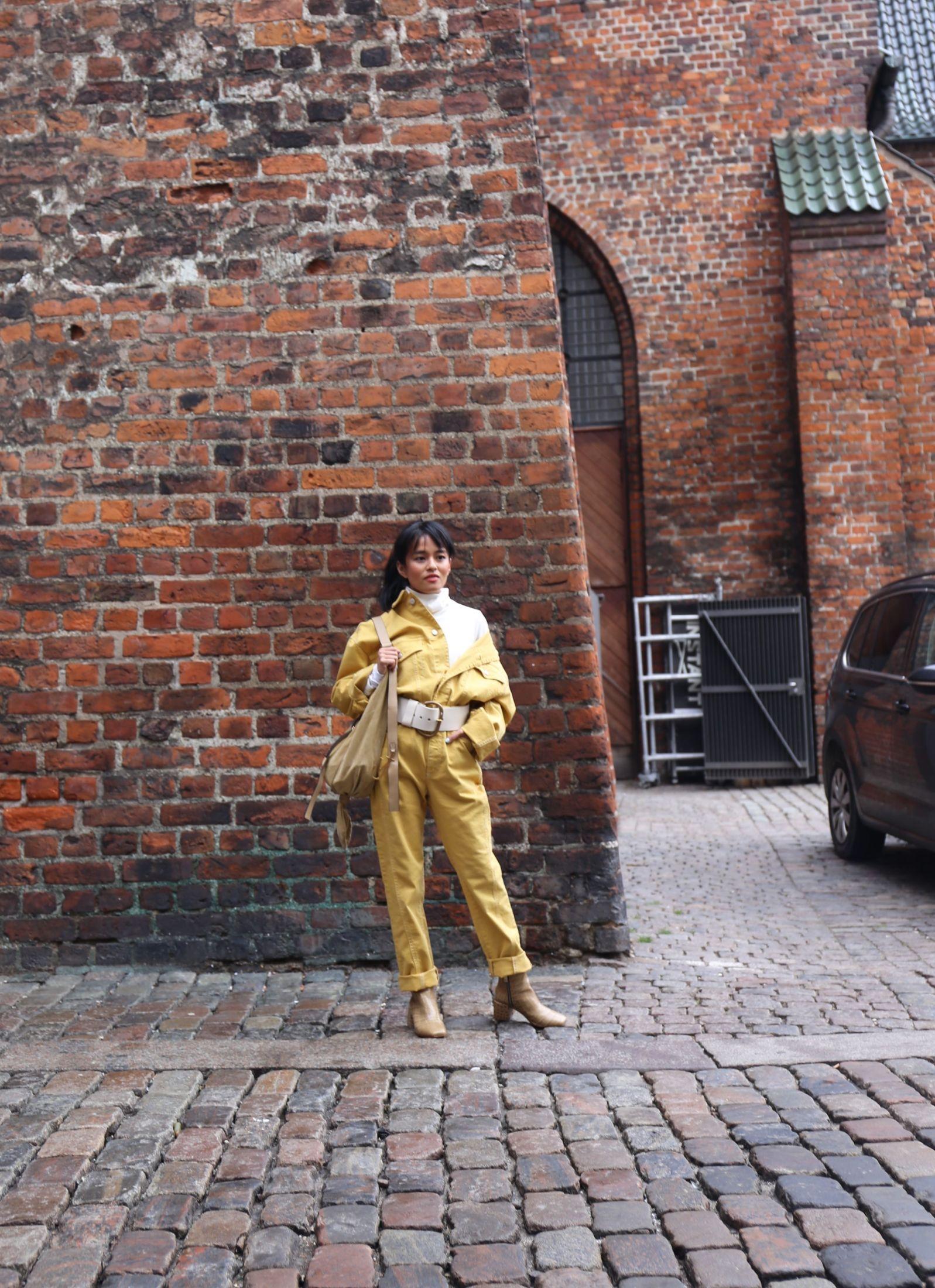 TRENDY: Olivia Lopez i gul heldress. Foto: MinMote.