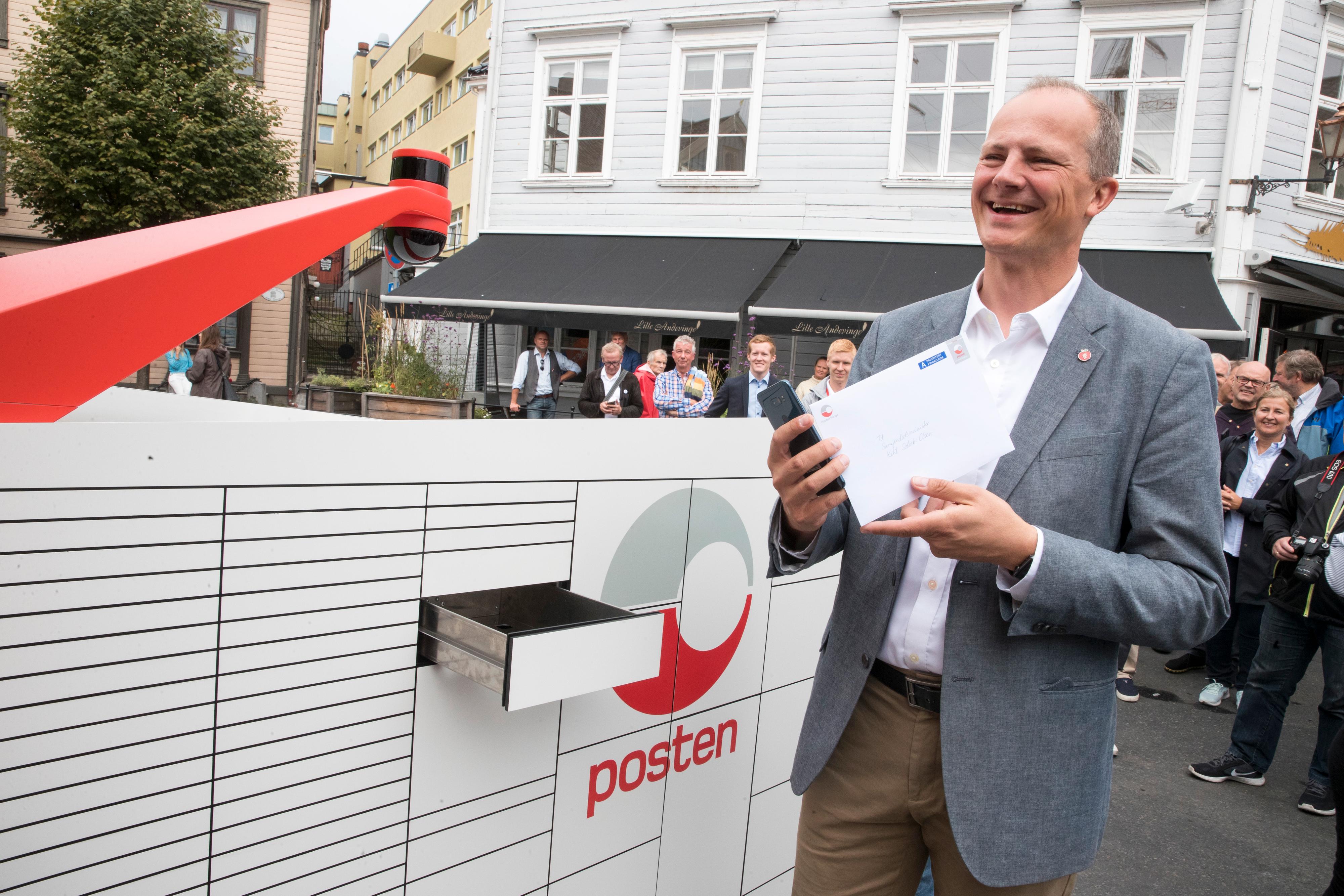 Ketil Solvik Olsen fikk det første brevet fra Postens brev- og pakkerobot.
