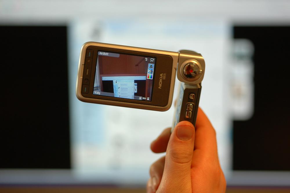 Nokia N93i starter kameraet automatisk når du vrir skjermen.
