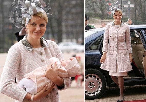 HATTEFIN: Mette-Marit vakte oppsikt da hun ankom dåpen til prinsesse Ingrid Alexandra i en stor hatt fra hattemaker Philip Treacy i 2004 – som også er den britiske kongefamiliens favoritt. Foto: NTB Scanpix