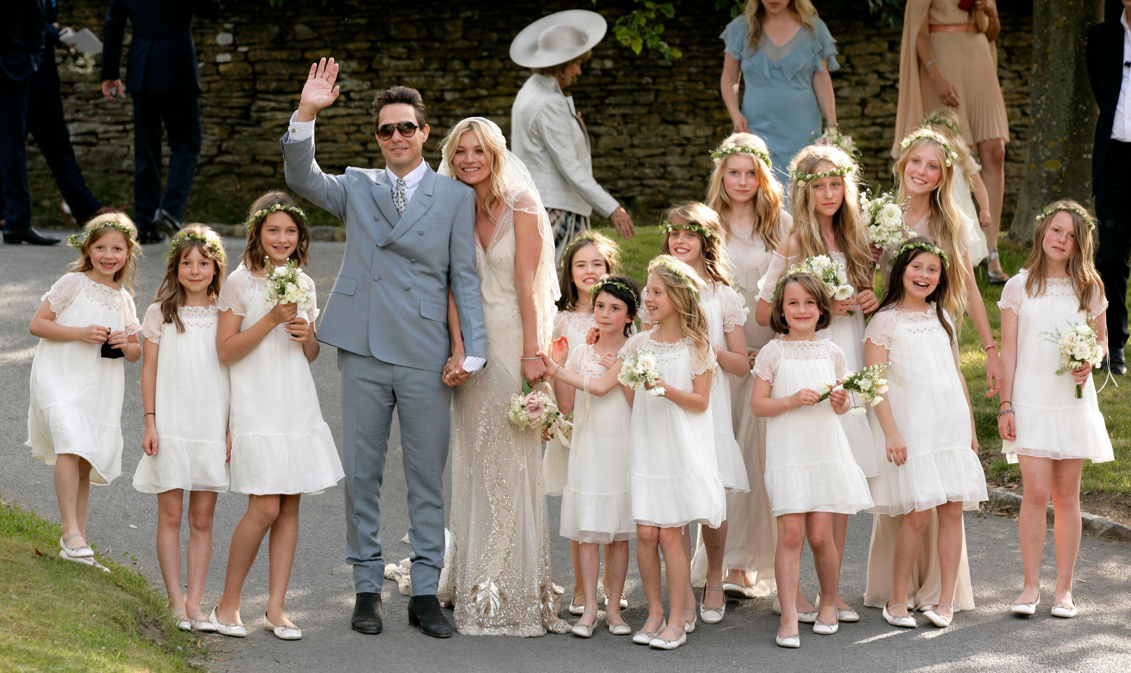 LILLE MOSS: Lottie Moss (nummer fem ved side av Kate Moss) skapte overskrifter da hun var en av brudepikene til storesøster i 2011. Foto: Getty Images