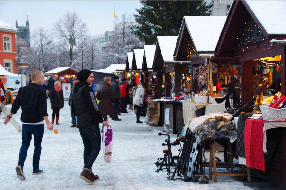 TRADISJON: I trønderbyen kan du gå på julemarkedet helt frem til 20. desember. Foto: Julemarkedet i Trondheim