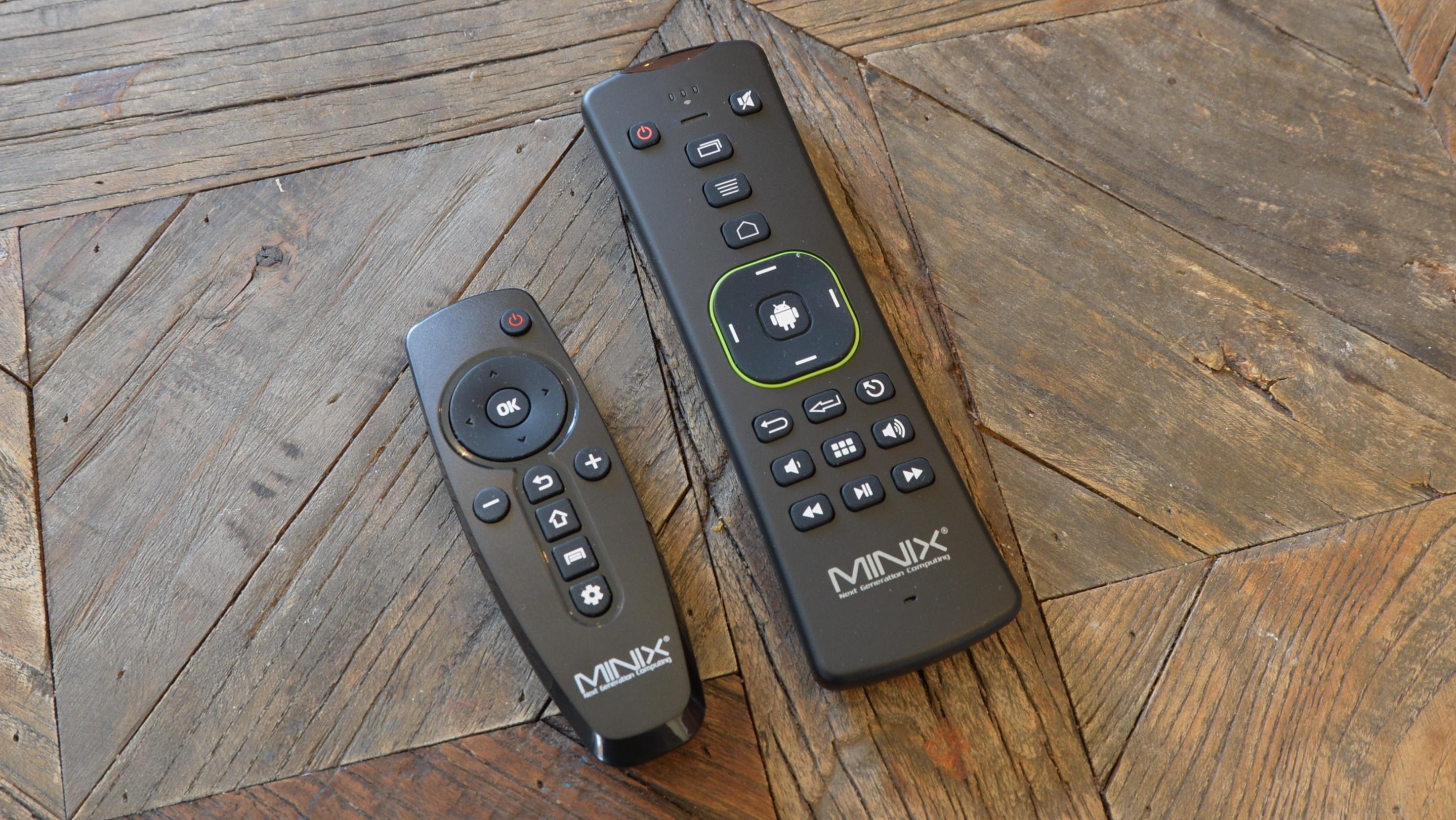 I vår pakke følger det med to fjernkontroller. Den til venstre er den originale, mens den andre er Neo A2 Lite.