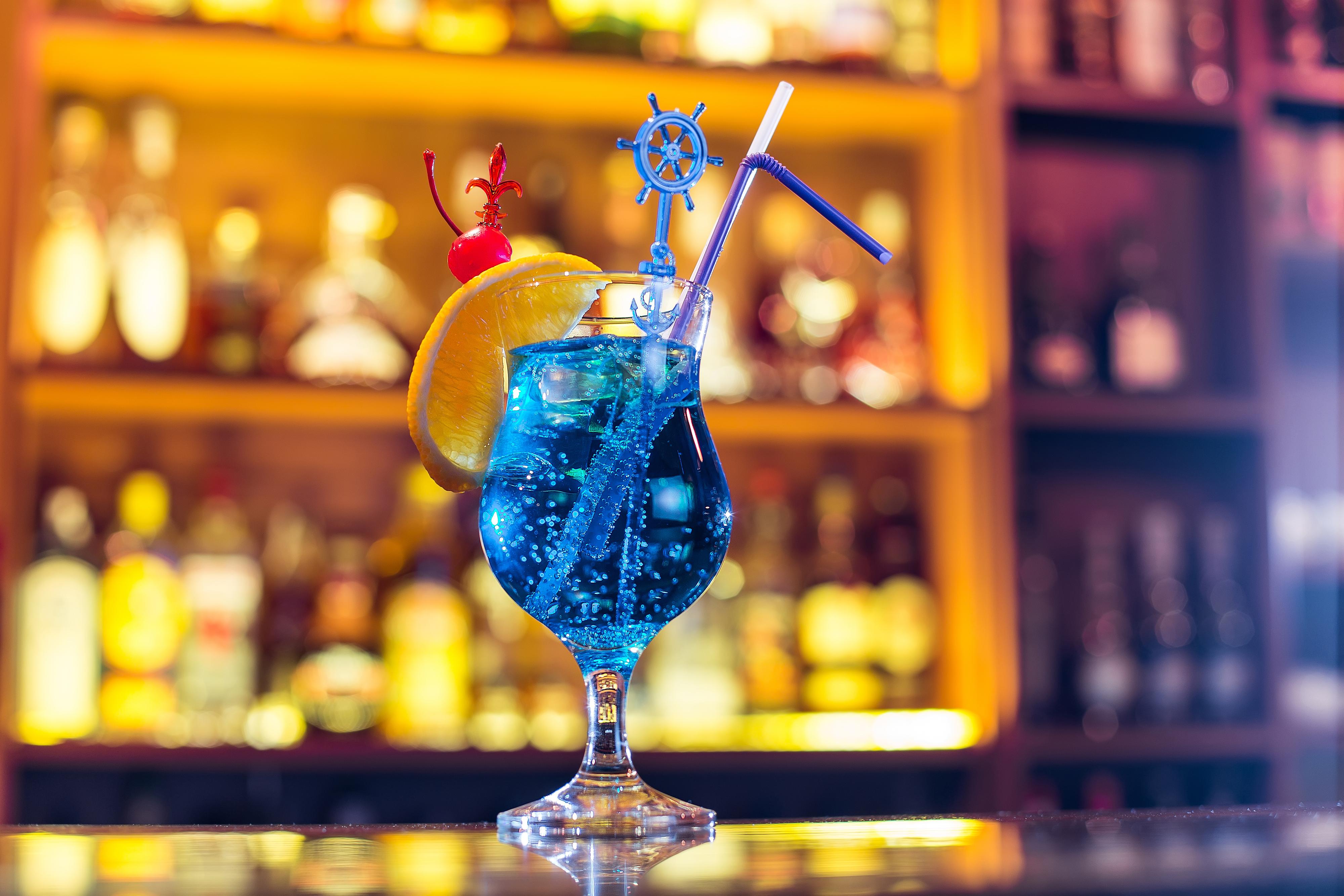 80-TALLSPARTY: Blue Lagoon og andre drink-klassikere fra 80-tallet vil dukke opp på bardiskene – når barene en gang får servere alkohol igjen. 
