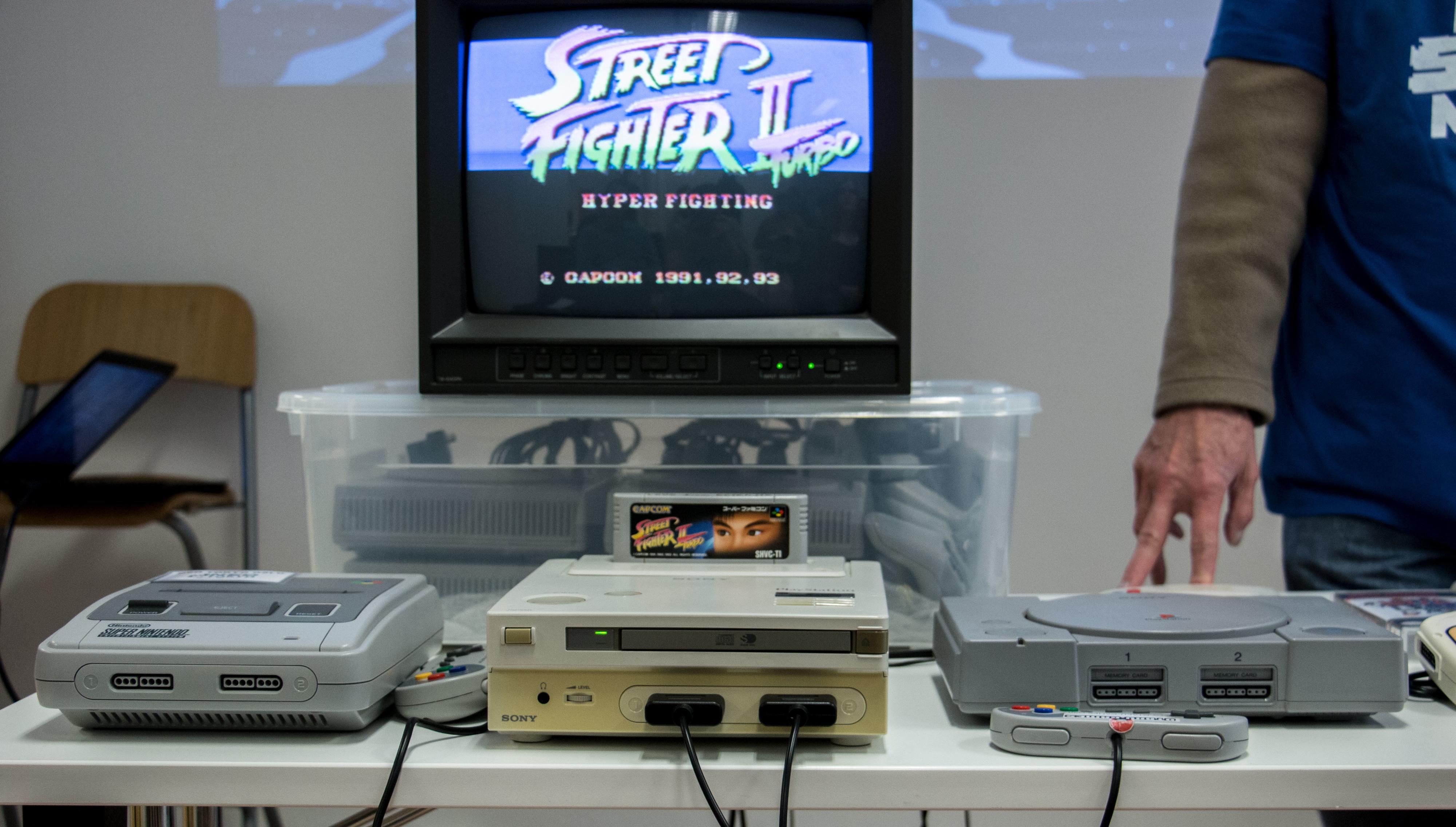 Fra venstre: Super Nintendo Entertainment System, «Nintendo PlayStation» og Sony PlayStation.