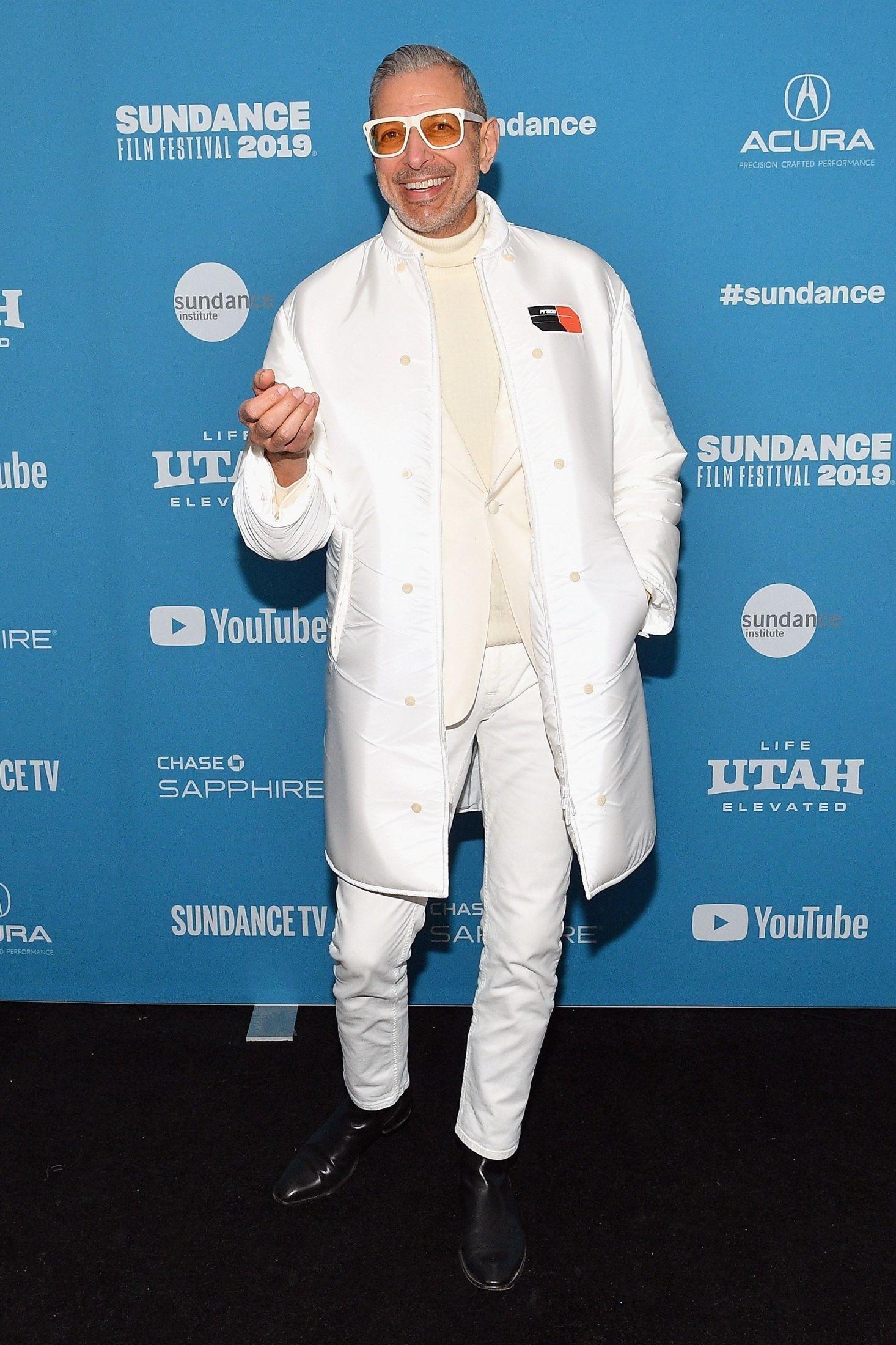 TRENDY: Skuespiller Jeff Goldblum i hvitt fra topp til tå under premieren på «The Mountain» under Sundance filmfestival i 2019. Foto: Dia Dipasupil, AFP / NTB Scanpix